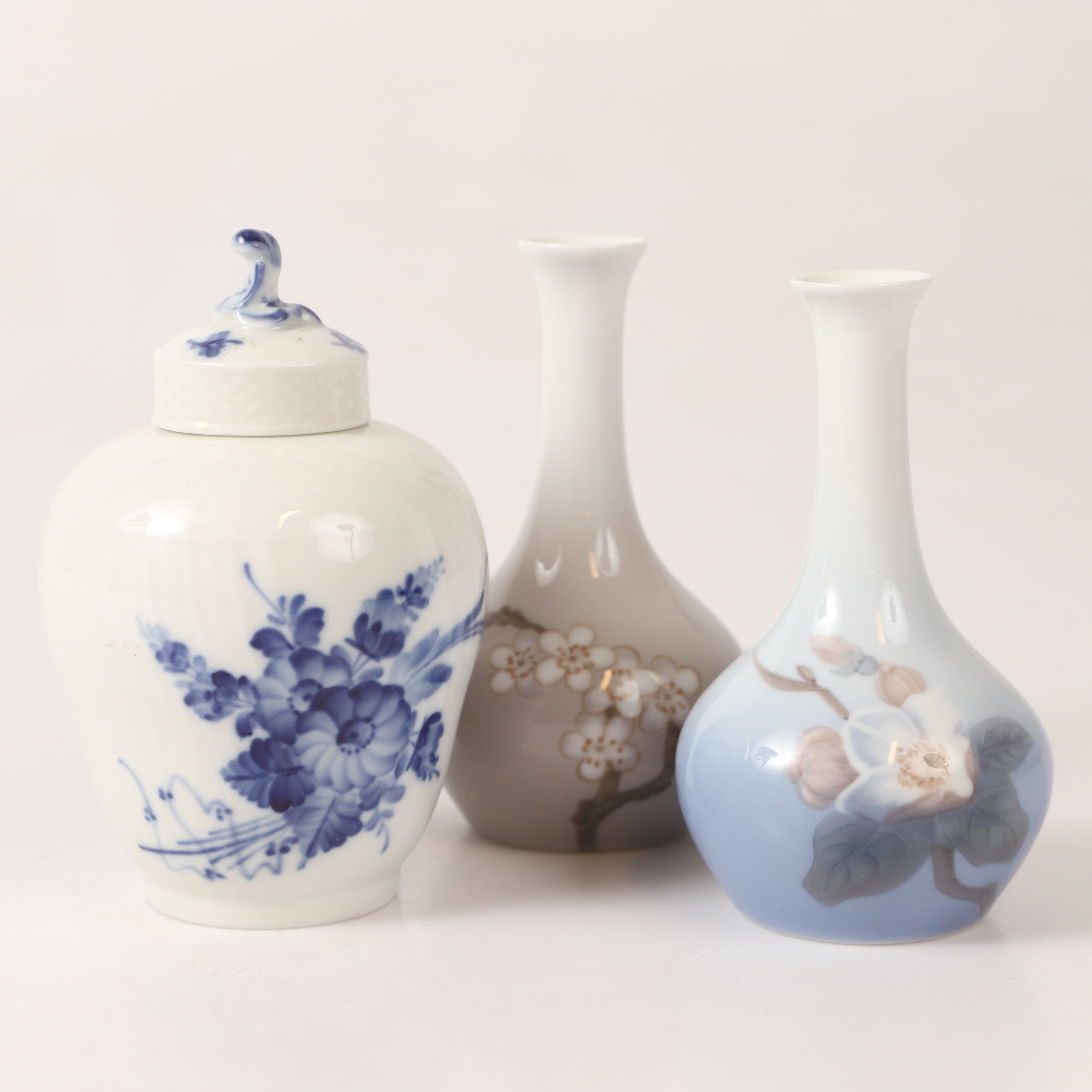 LOCKURNA OCH VASER, 3 stycken, bl. a. "Blå Blomst", porslin, Royal Copenhagen, Danmark.