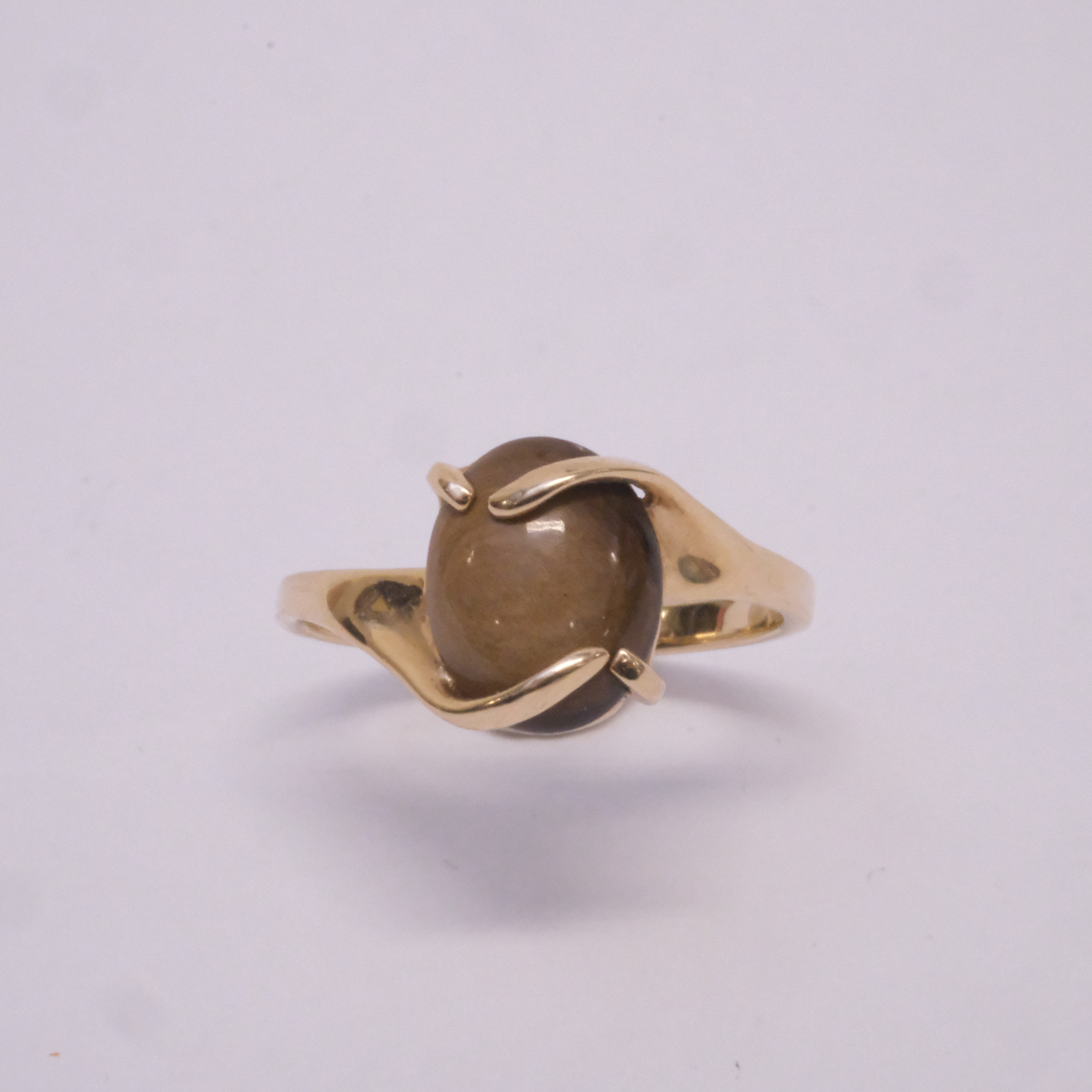 RING MED CABOCHONSLIPAD TIGERÖGA, 14K GULD.