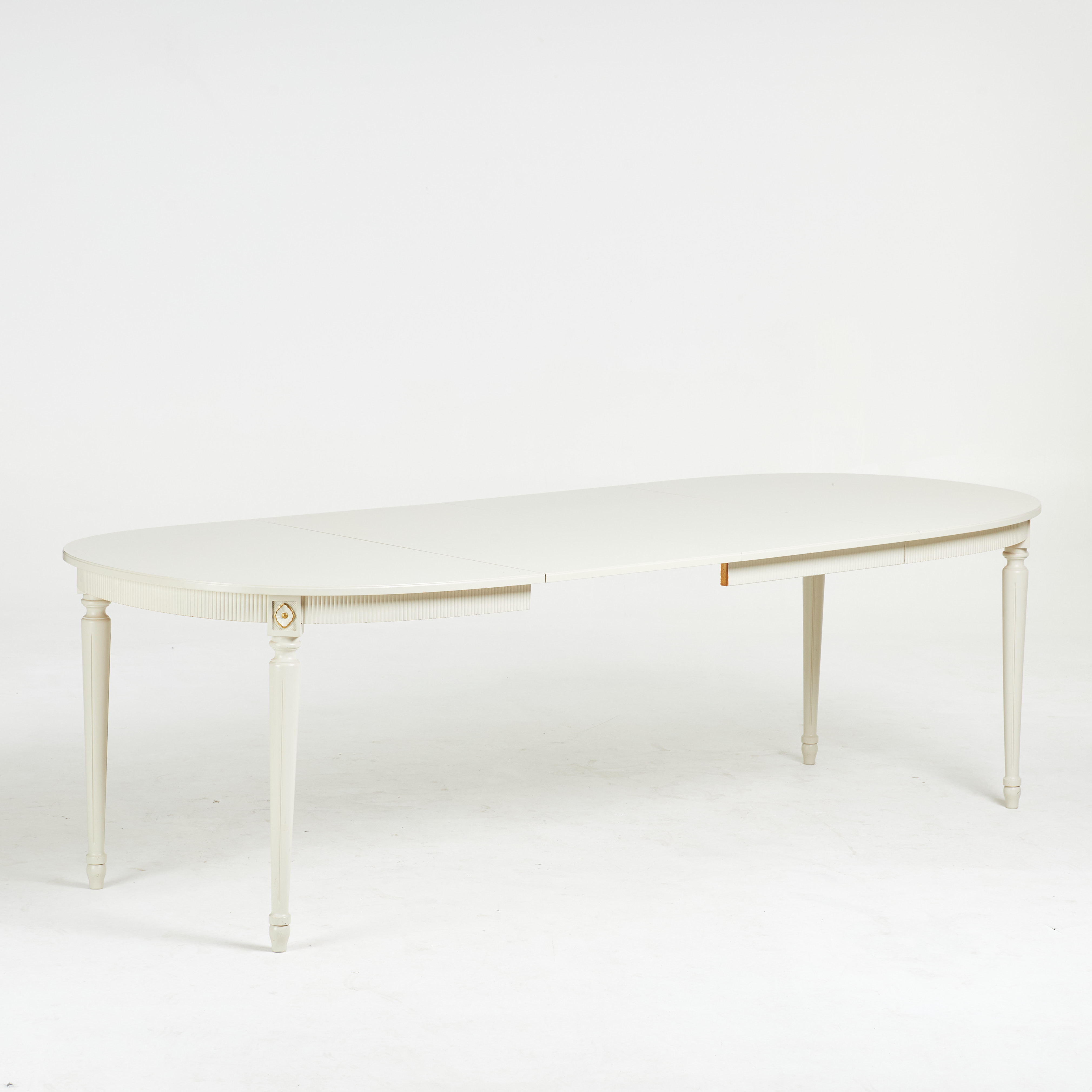 MATBORD. Gustaviansk stil, 1900-talets andra hälft, räfflad dekor, 2 iläggsskivor.