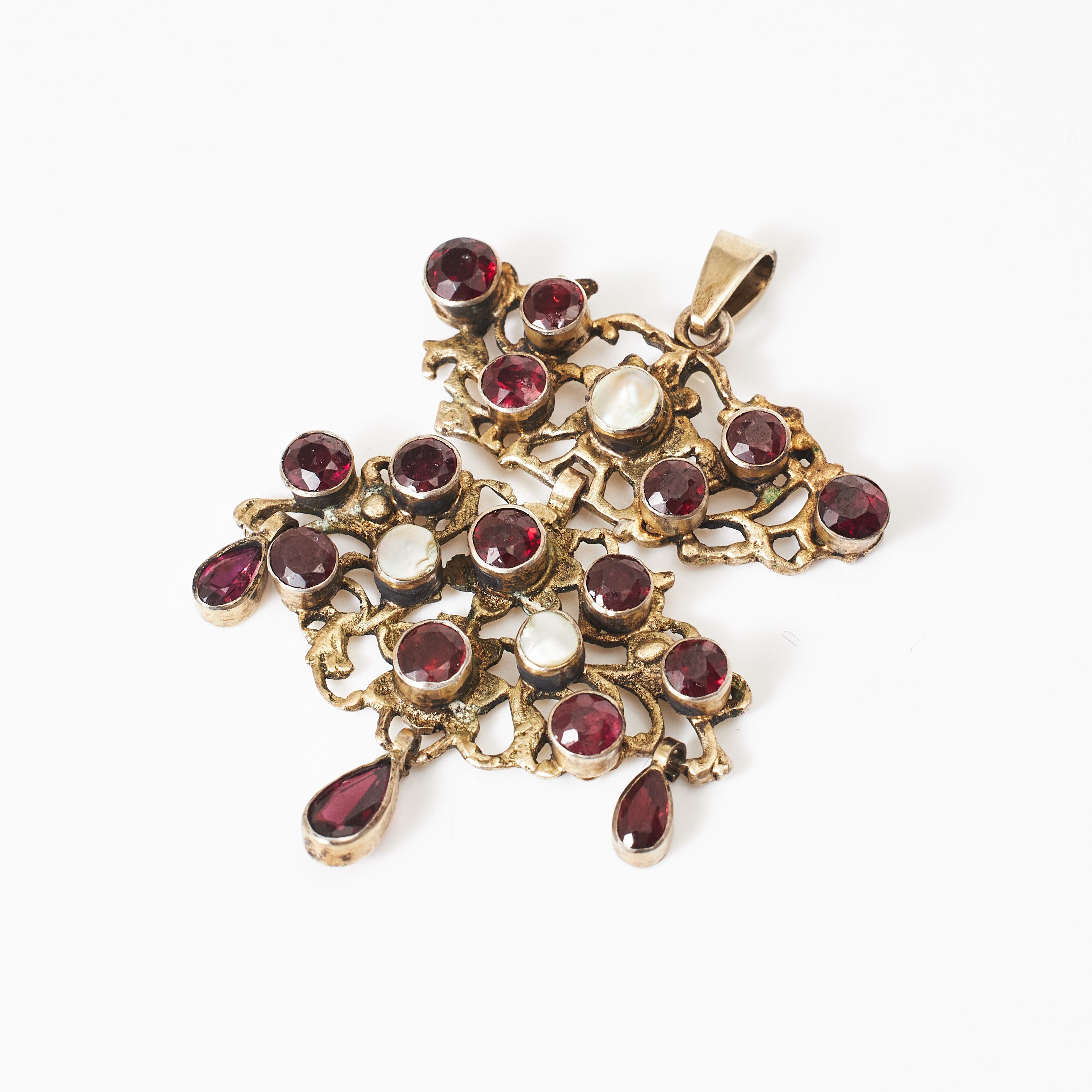 HÄNGE, silver, spår av förgyllning, dekor med fasettslipade röda stenar samt pärlemor, 3 pendeloqueformade hängen med dito röda stenar Portugal/Spanien (Iberian), 1800-tal.