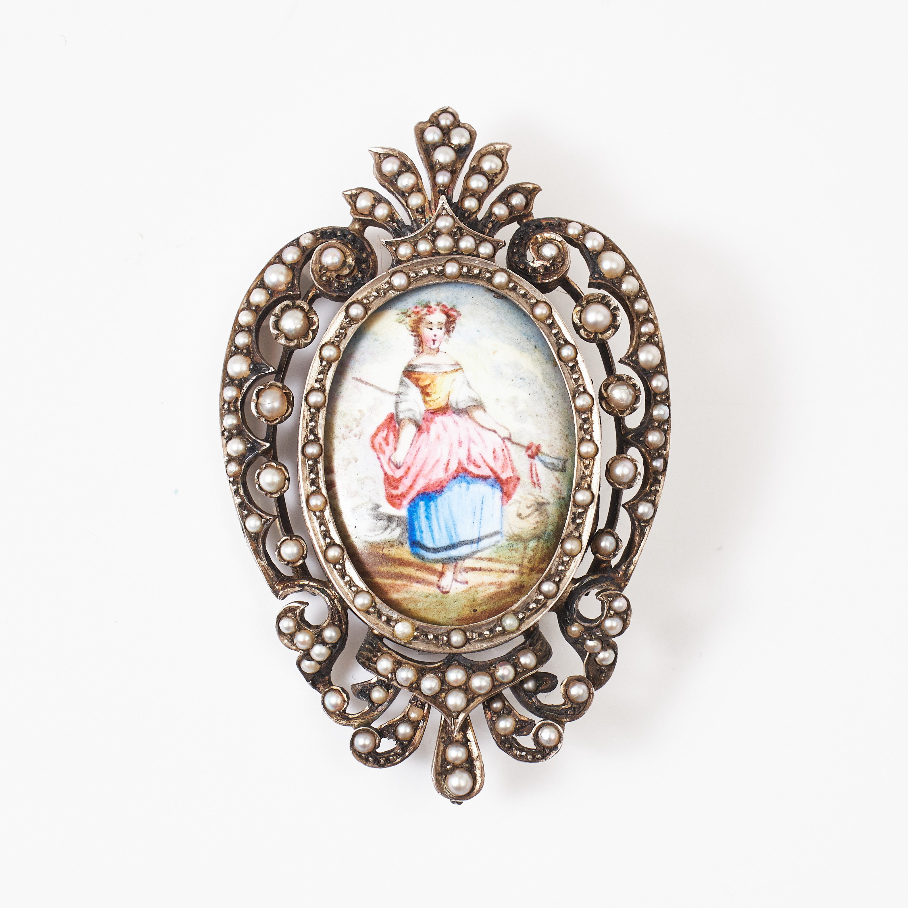 BROSCH, silver, med gömma. dekor med orientpärlor, porslinsplatta med tryckt motiv föreställande flicka i landskap, 1800-talets senare del.