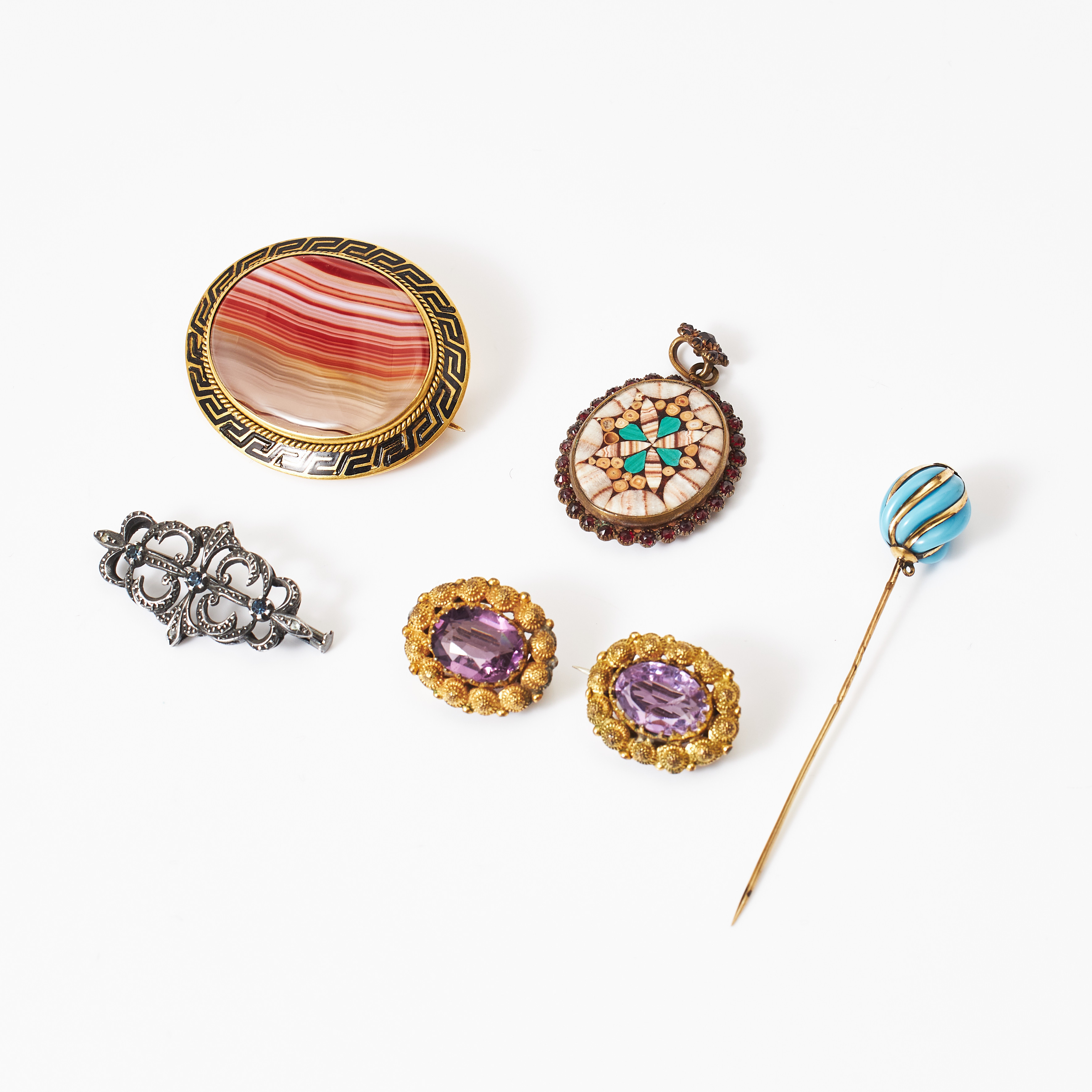 PARBROSCHER, mässing, fasettslipade ovala ametister, 1800-talets andra hälft, KRÅSNÅL, förgylld, dekordel av turkosfärgat spiralvridet glas, BROSCH, rosenslipade vita stenar, MEDALJONG, oädel metall, krans av rött glasfluss, inläggningar av olika stenar.