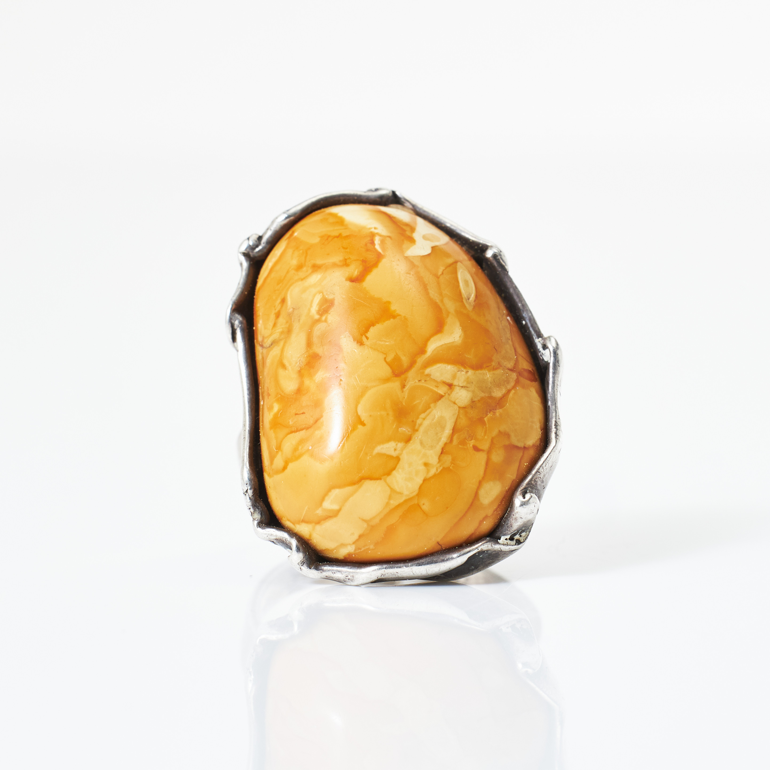 RING, sterlingsilver, infattad oregelbunden bärnsten, J.B. Sörensen, Denamrk.