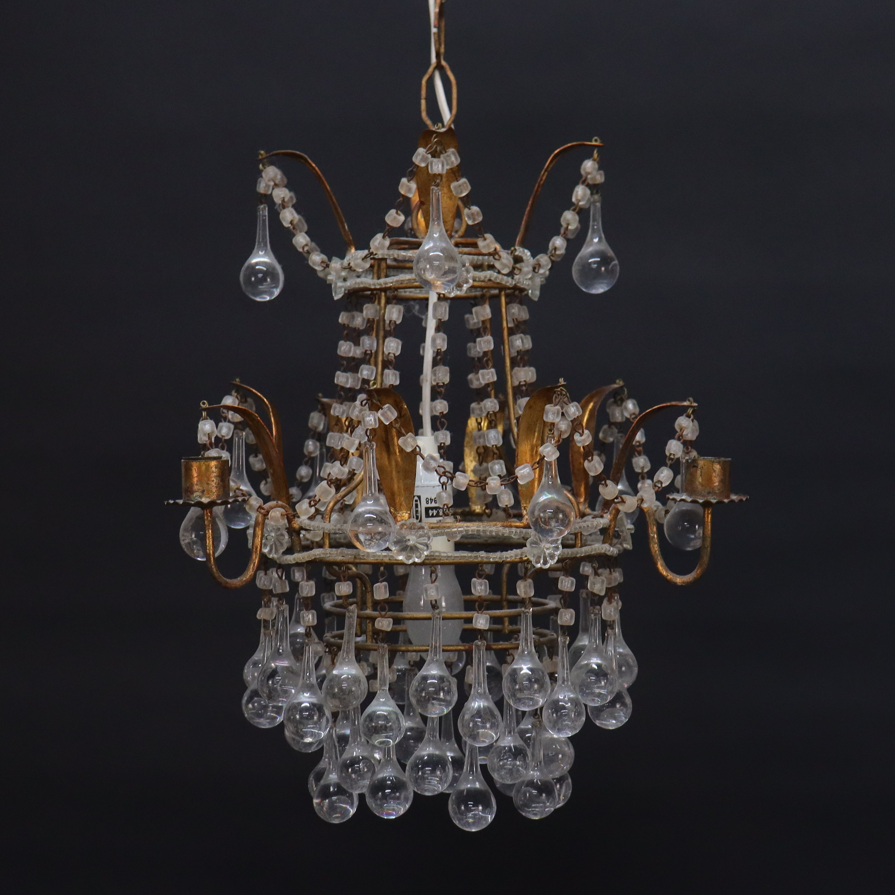 LJUSKRONA, mässingsstomme behängd med droppformade prismor samt glaspärlor, 1900-tal.