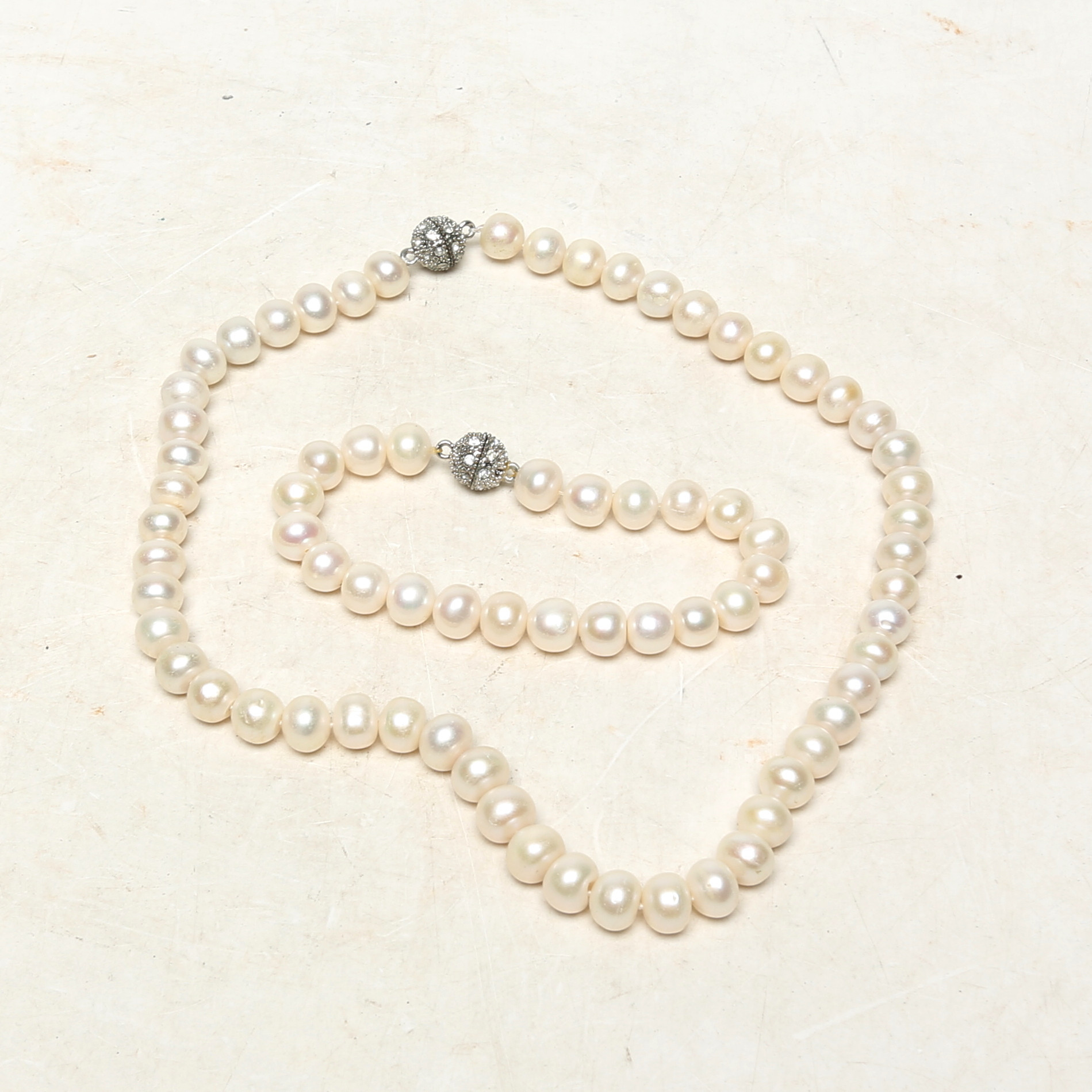 HALSBAND och ARMBAND, odlade pärlor, inköpta i Kina.
