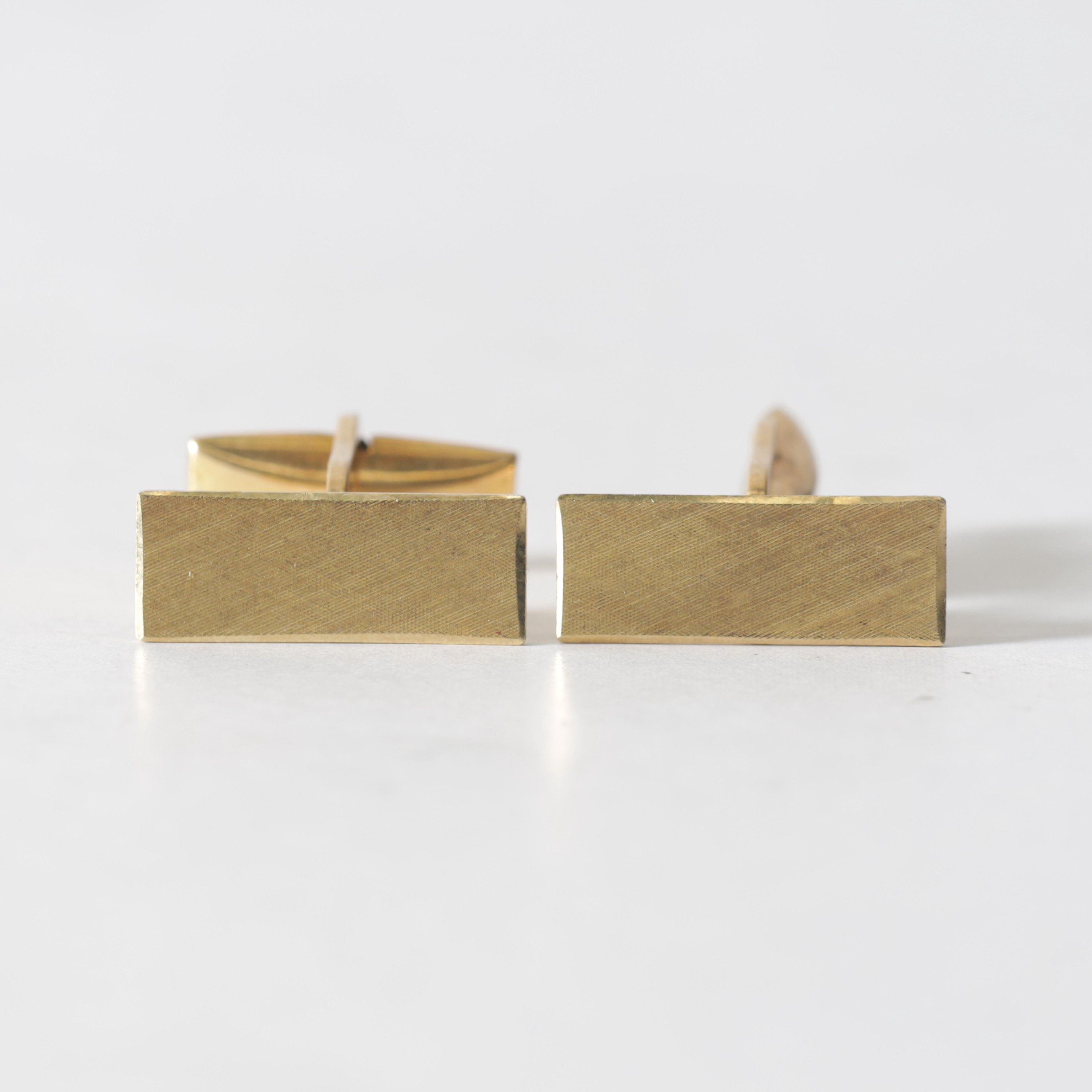 MANSCHETTKNAPPAR, 1 par, 18K guld. Totalvikt ca 9,3 gram.