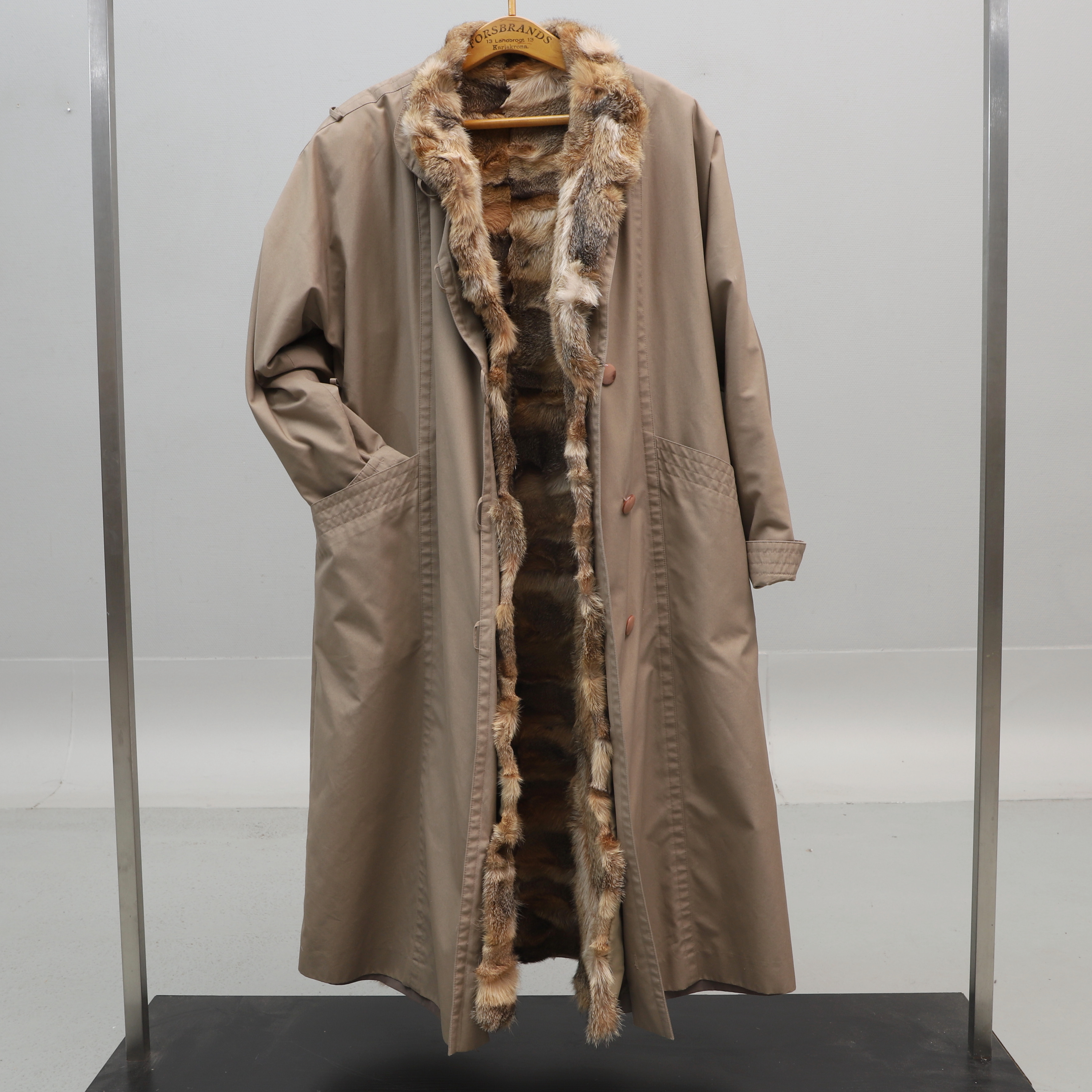 TRENCHCOAT MED PÄLSVÄST, räv, Cap Ferrat, Frankrike/Italien, 1900-tal.