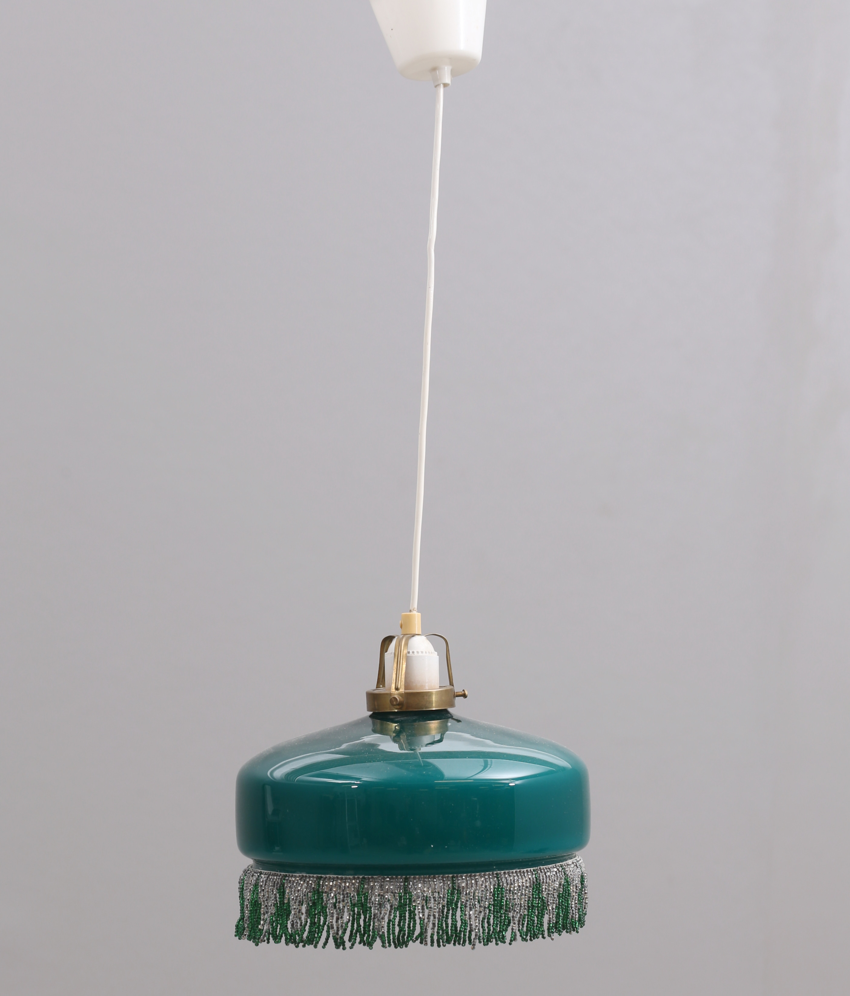 TAKLAMPA, färgat glas med pärlfrans, 1900-tal.
