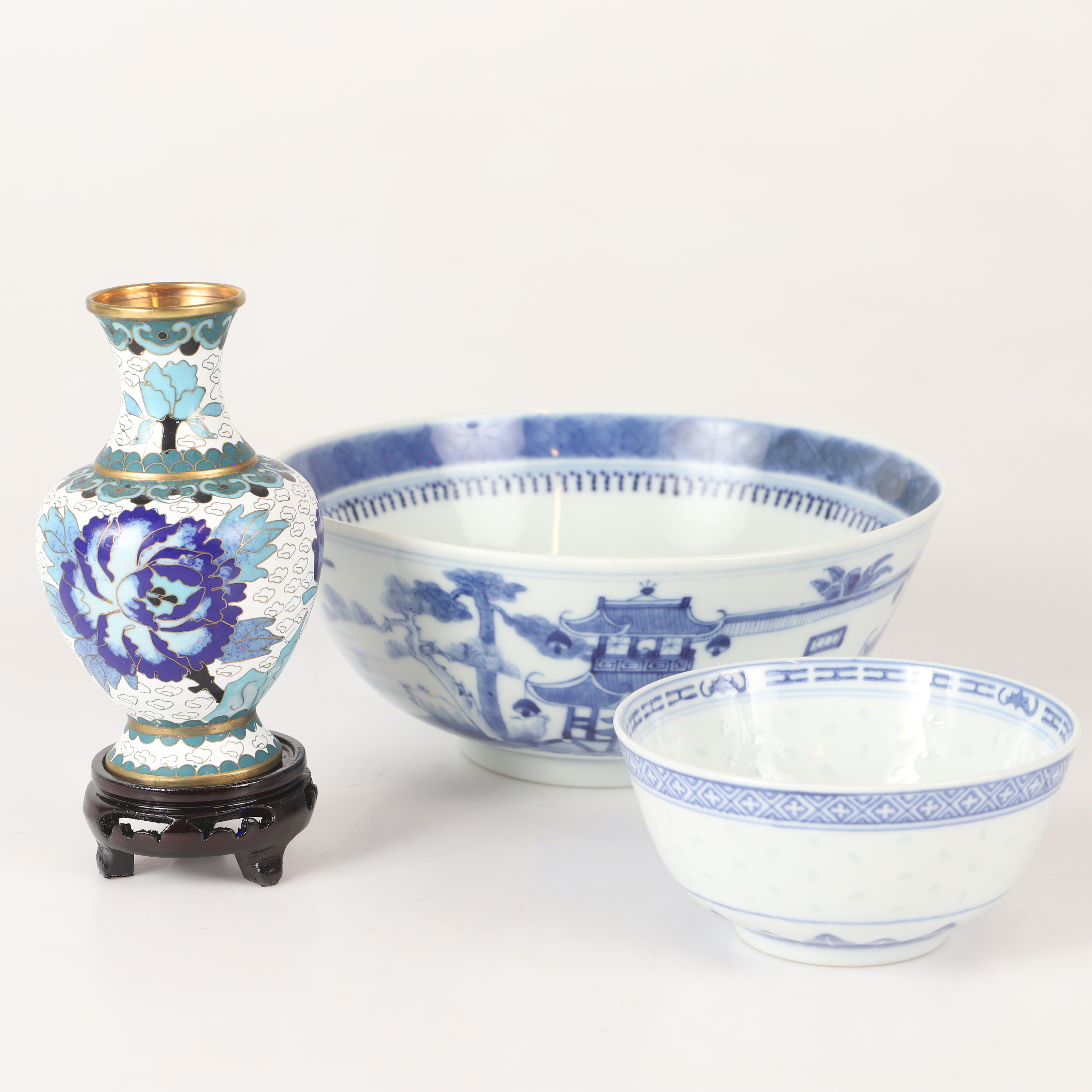 SKÅLAR OCH VAS, porslin/cloisonne, Kina.