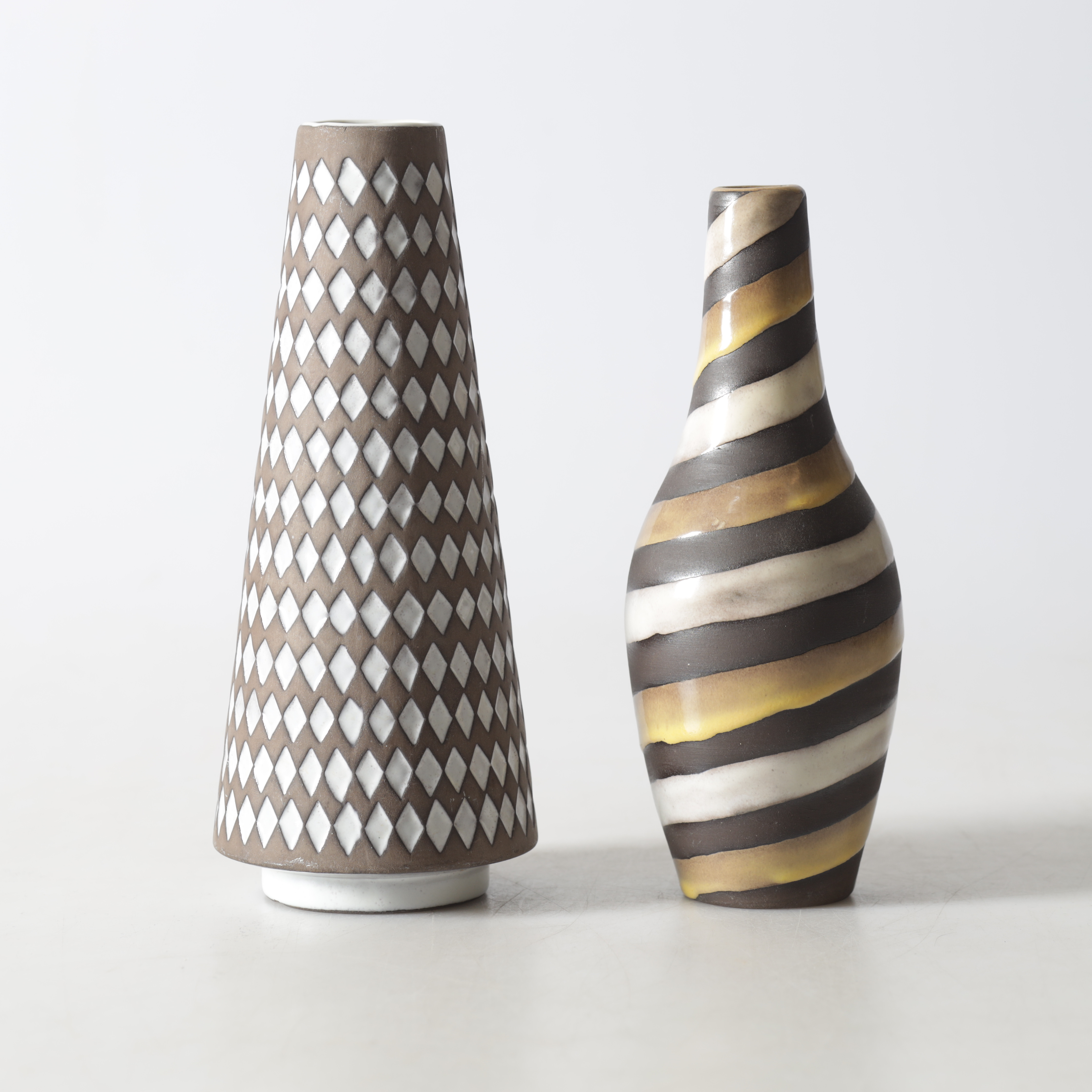 INGRID ATTERBERG. Vaser 2 st, keramik, "Pepita" och "Spiral", Uppsala Ekeby.