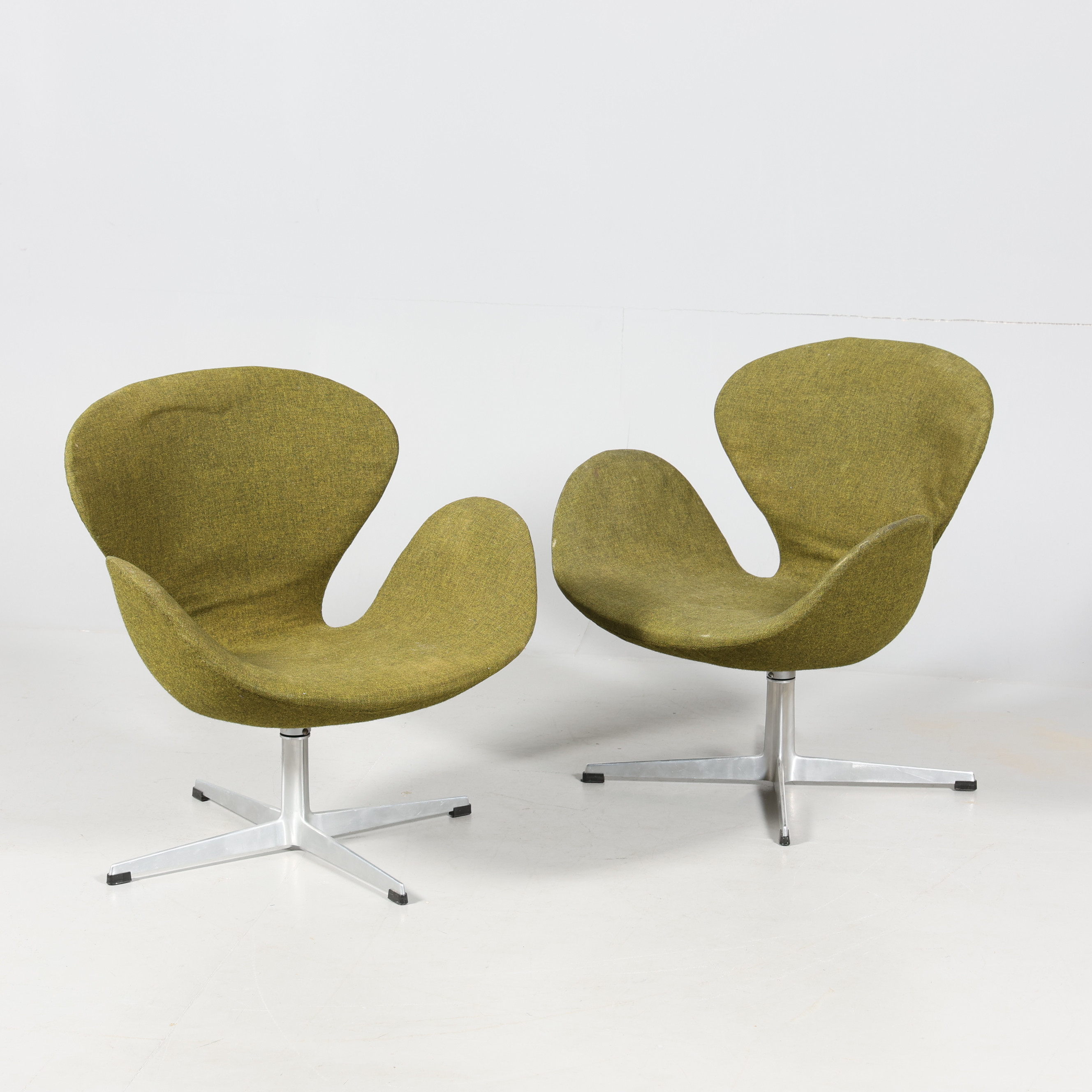 ARNE JACOBSEN. FÅTÖLJER, ett par, "Svanen", Fritz Hansen, Danmark, 1963.