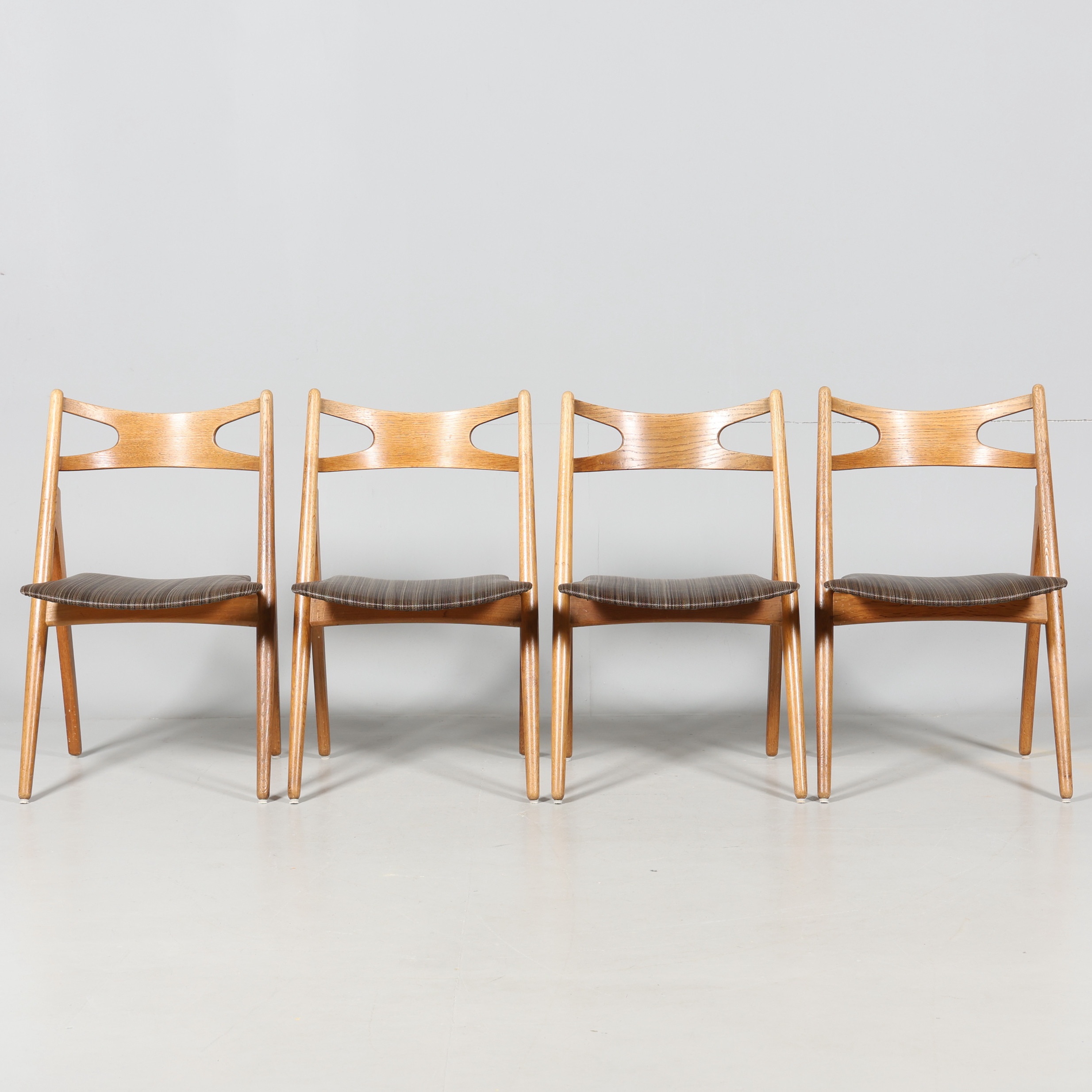 HANS J WEGNER. STOLAR, 4 st, modell CH29, "Savbukkestolen", Carl Hansen & Søn, Odense, Danmark.
