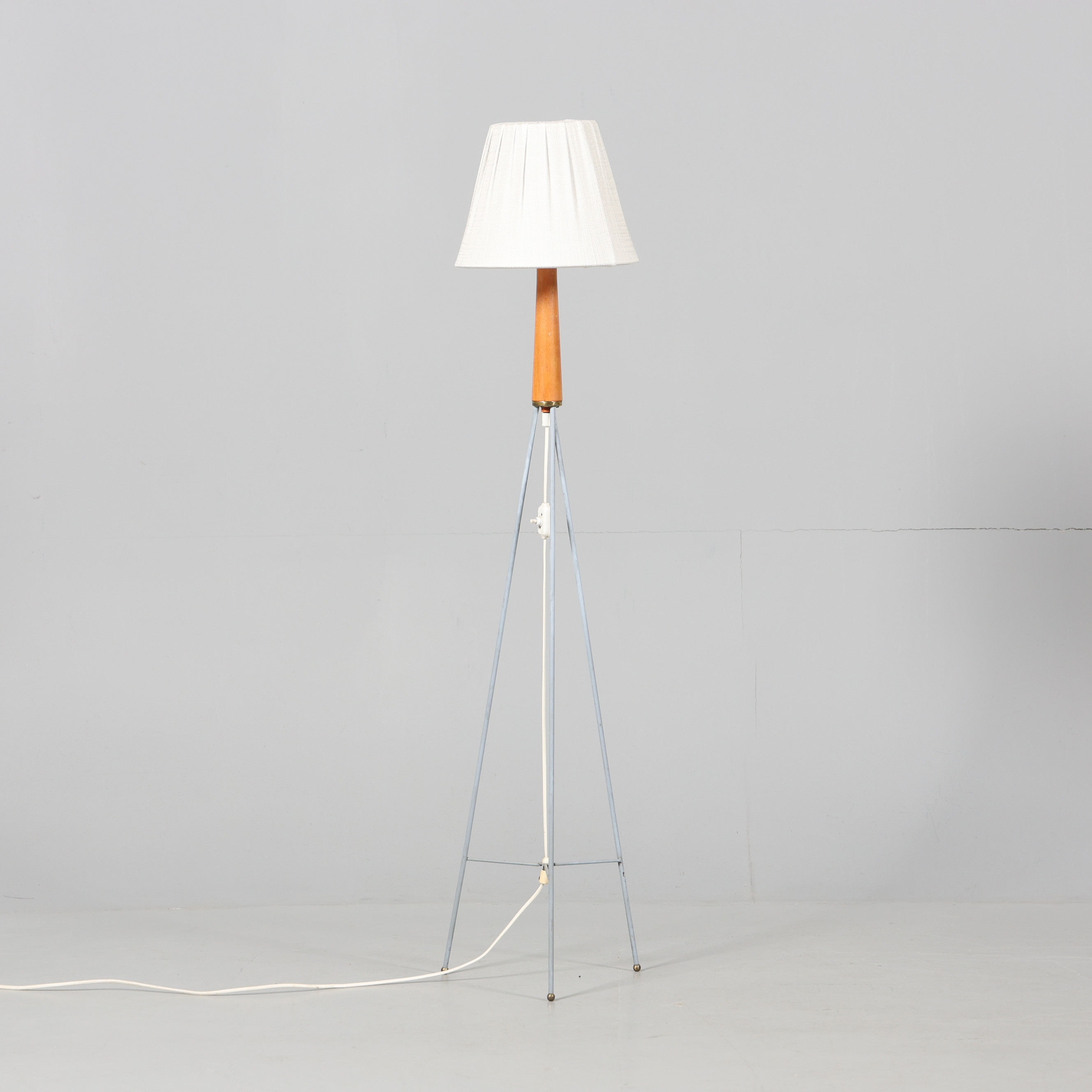 GOLVLAMPA, 1950-tal, metall samt trä.