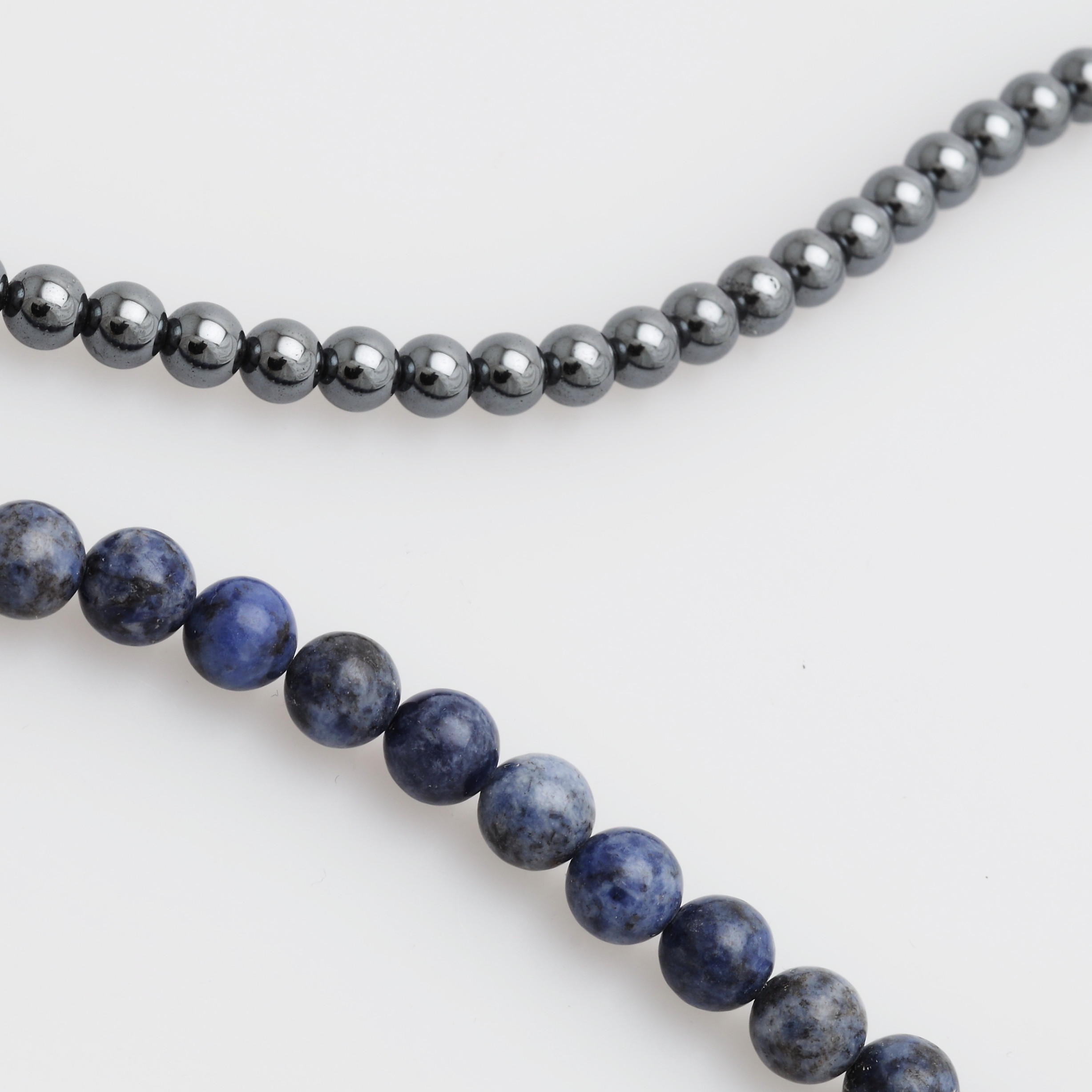 OLE LYNGGAARD. Halsband, 2 st, bla hematit.
