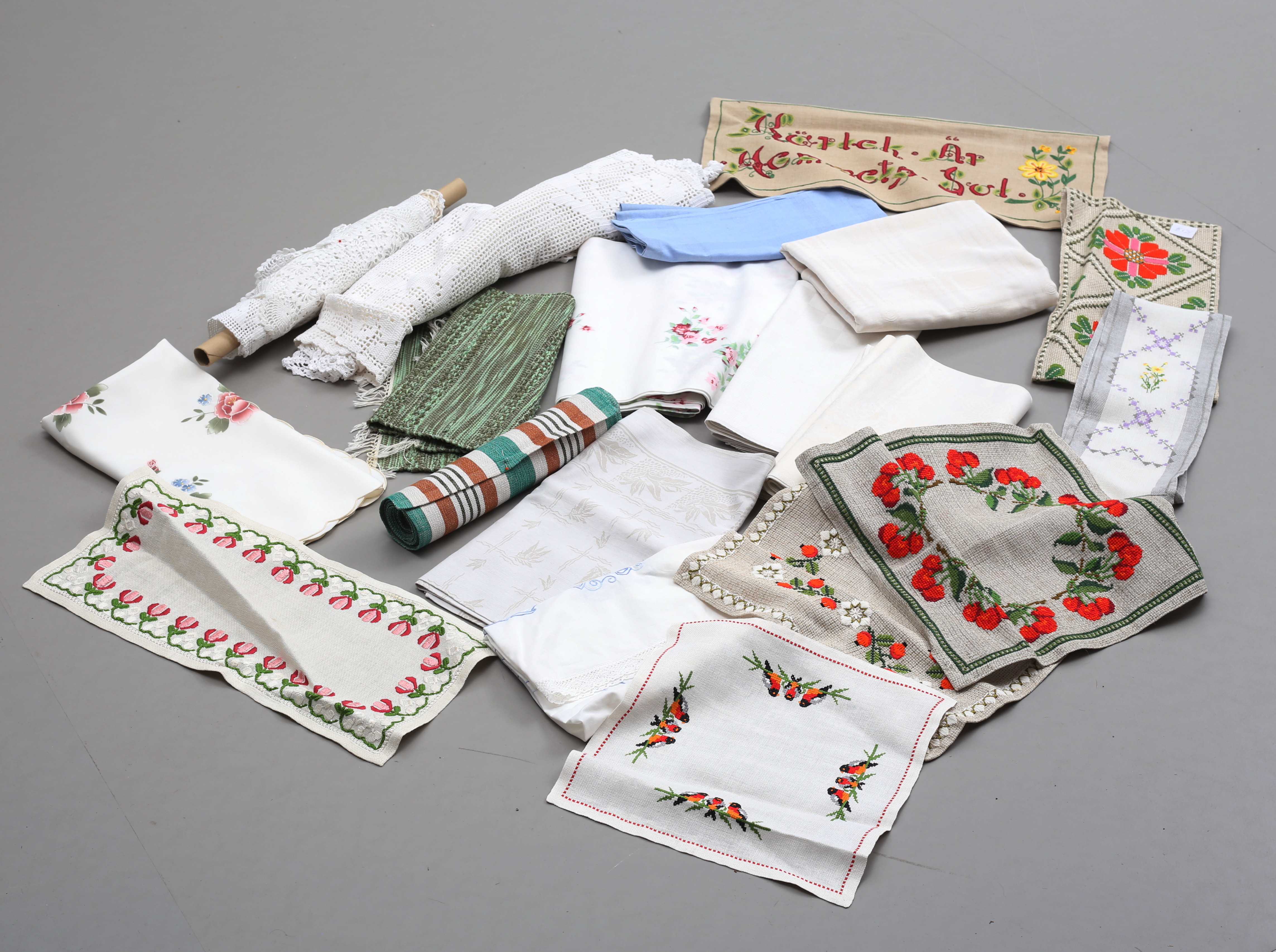 DUKAR, 25 st, virkade, broderade samt linne.