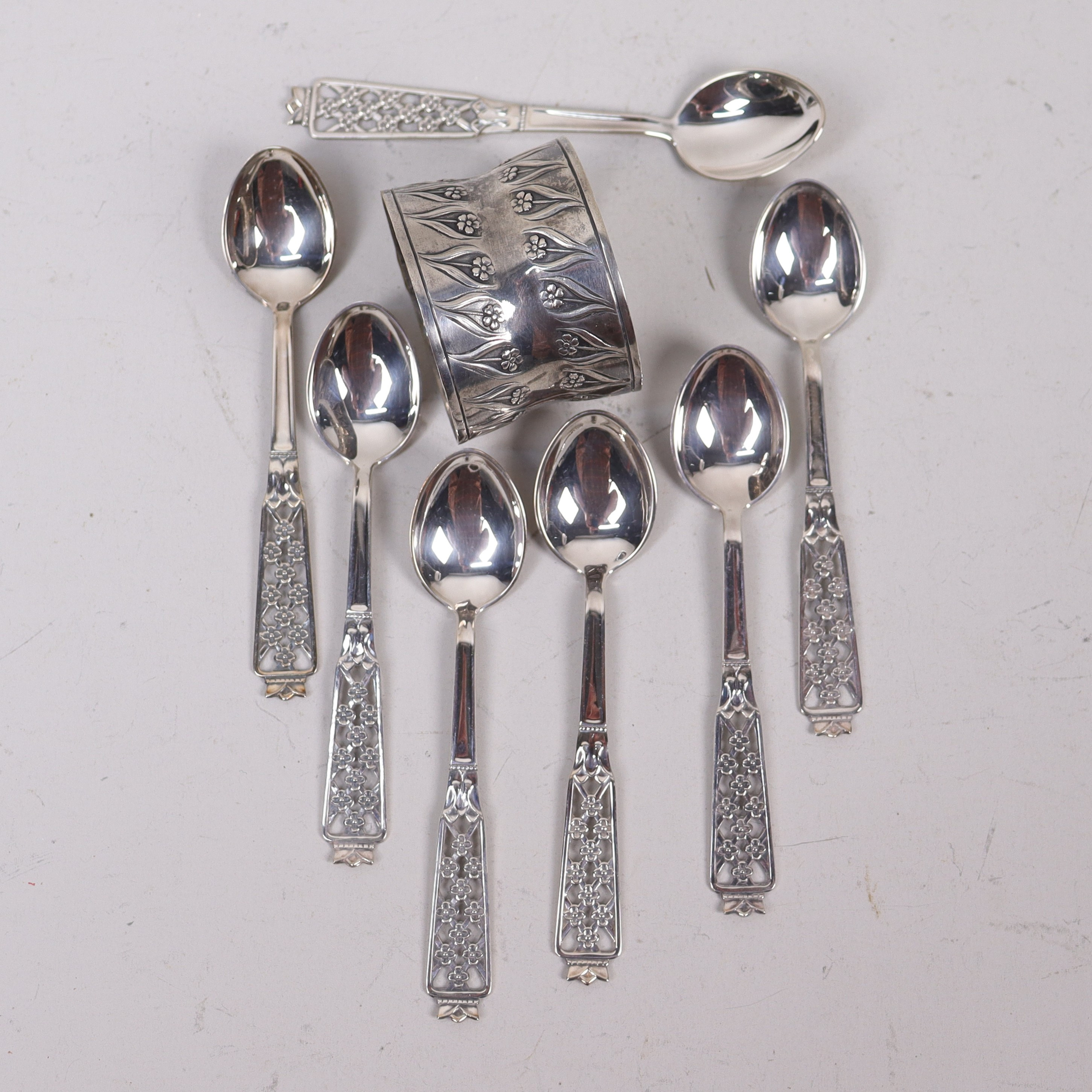 SILVER, teskedar "Princess" samt en servettring, totalt 100 gram.