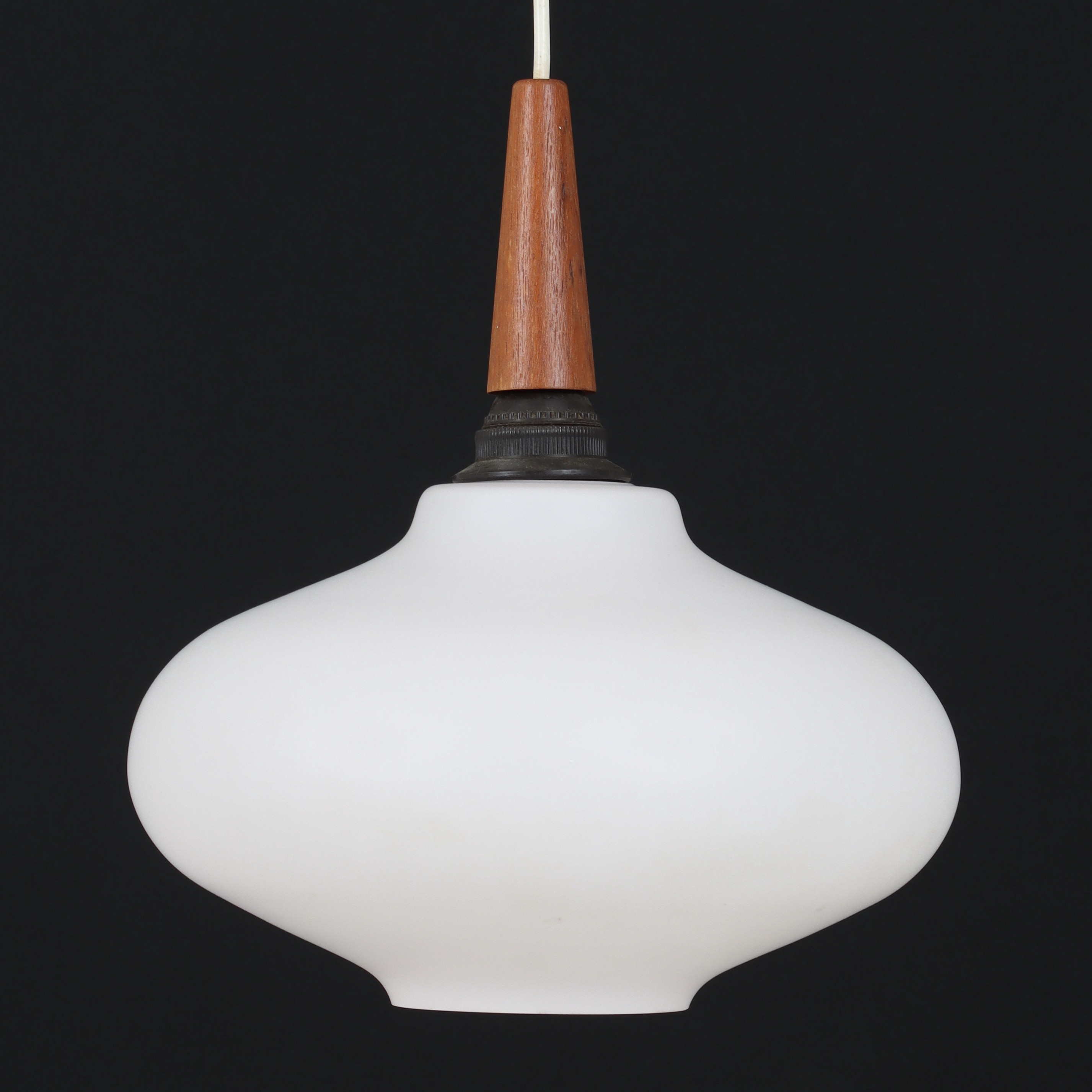 TAKLAMPA, teak, opalin, 1900-talets mitt.