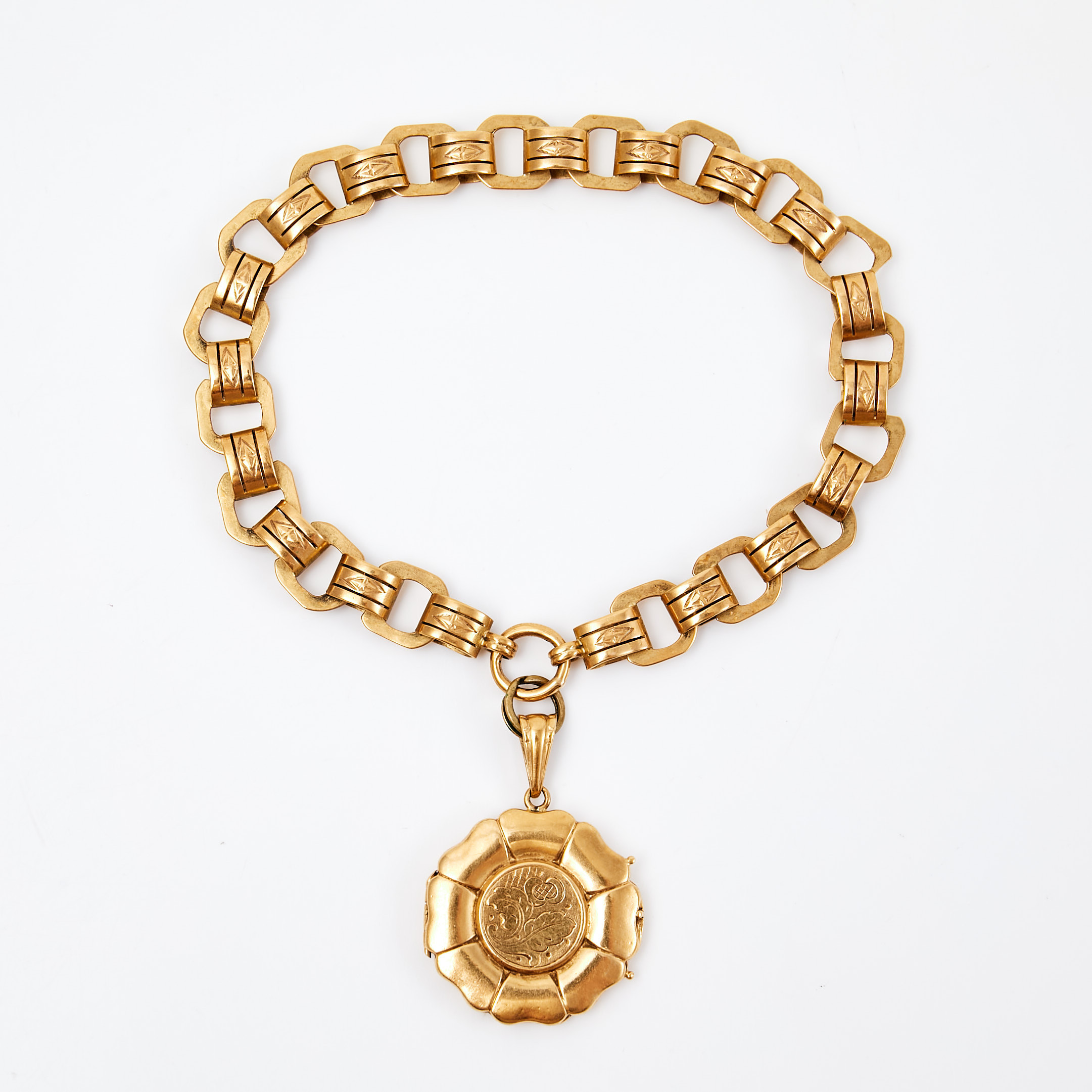 ARMBAND, 18 k guld, fantasilänk, blomformad medaljong, graverad dekor, otydliga svenska kontrollstämplar.