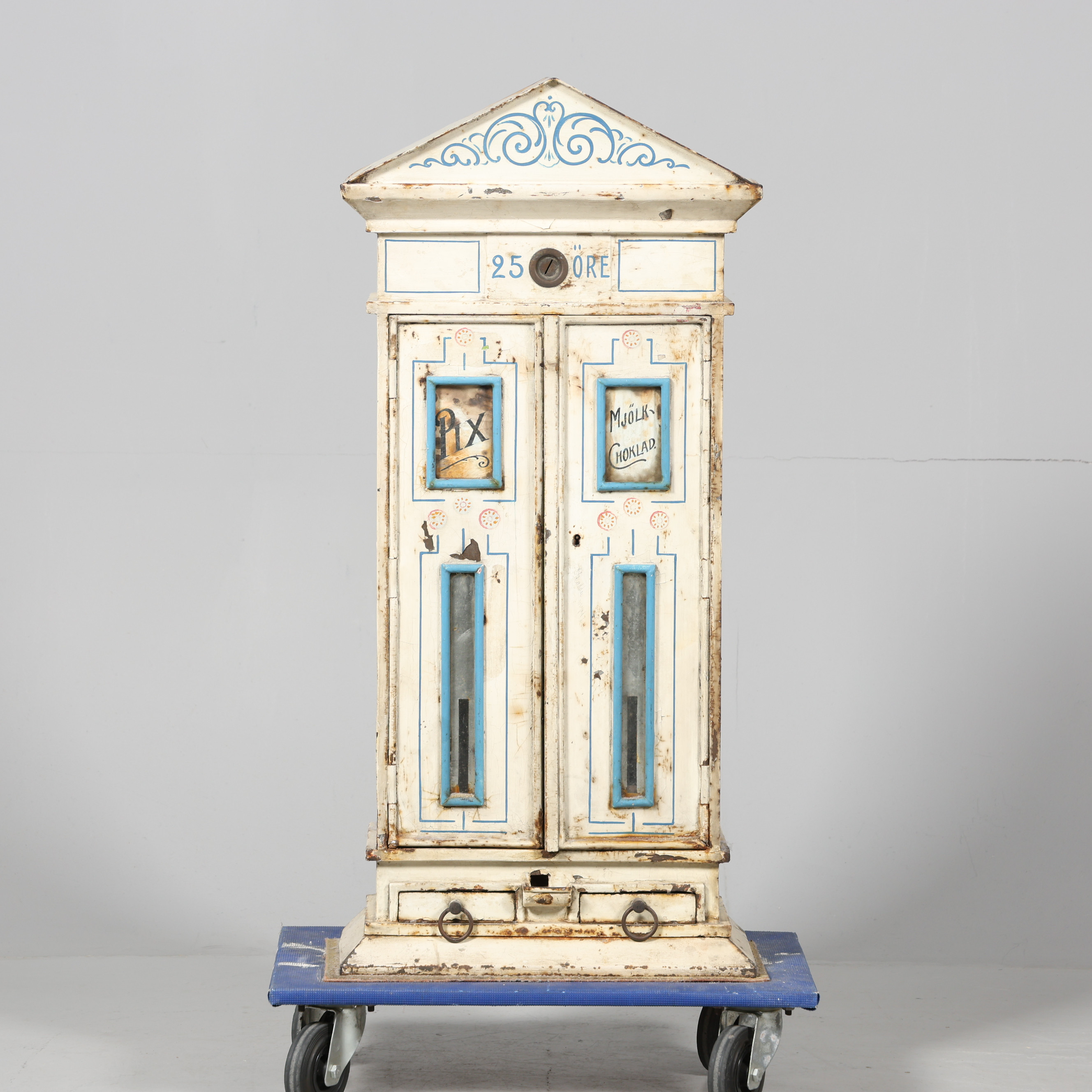 GODISAUTOMAT, bemålad plåt, 1900-tal.