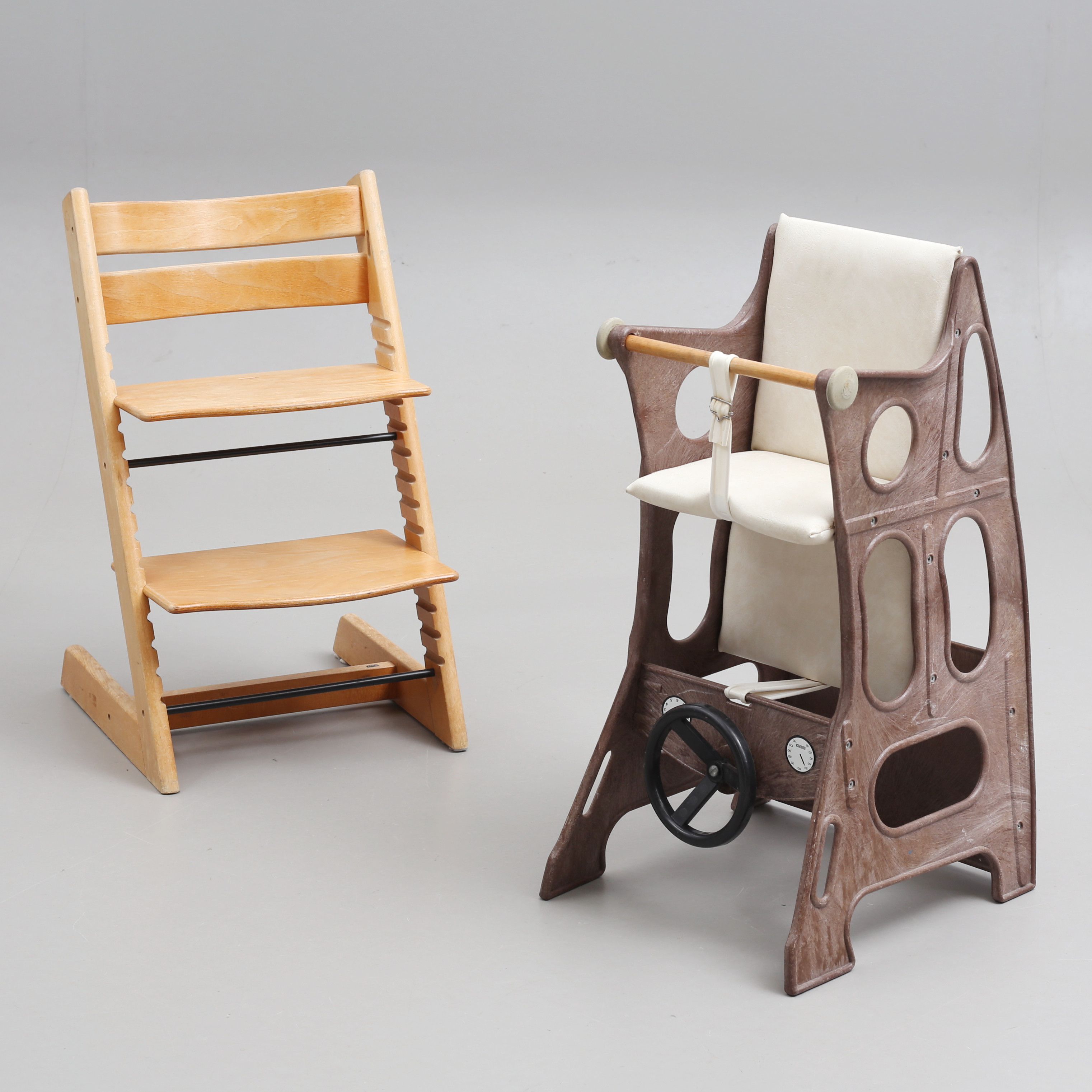 BARNSTOLAR, 2 st, bla Peter Opsvik.,"Tripp-Trapp", Stokke, Norge, 1900-talets andra hälft.