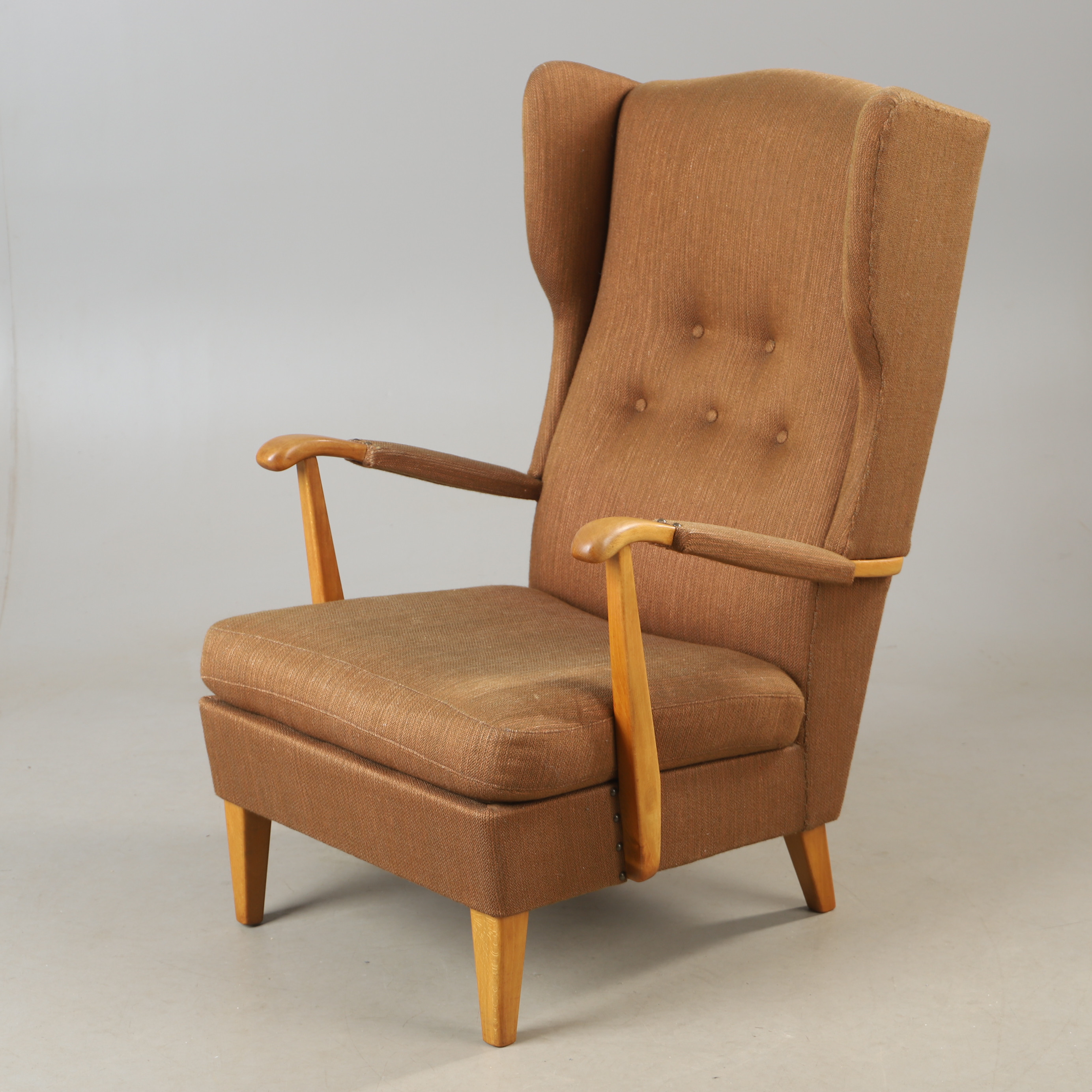 FÅTÖLJ, Swedish modern, bok med brun klädsel, 1940-tal.