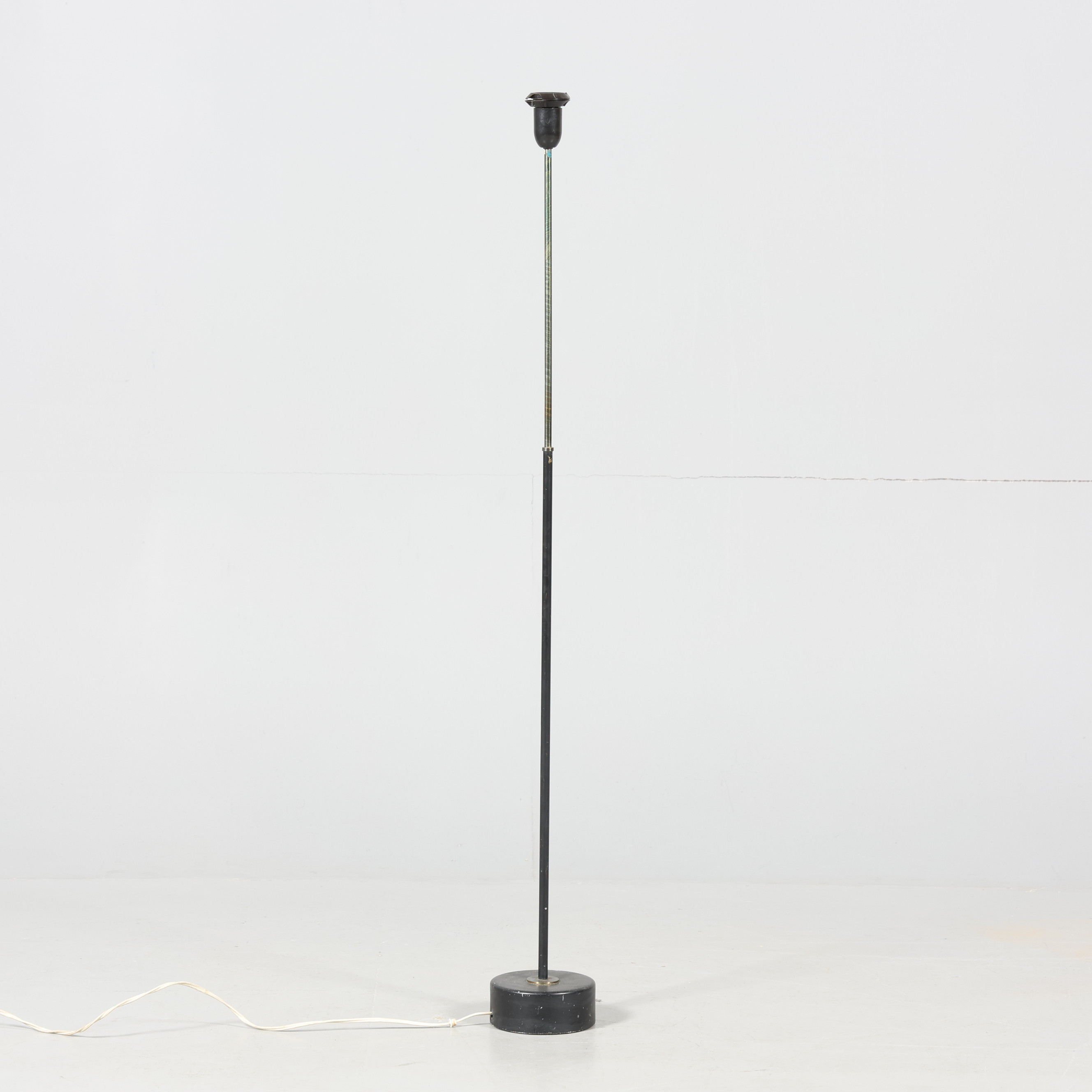 HANS-AGNE JAKOBSSON. GOLVLAMPA, metall, delvis bemålad, Hans-Agne Jakobsson AB, Åhus, 1950-tal.
