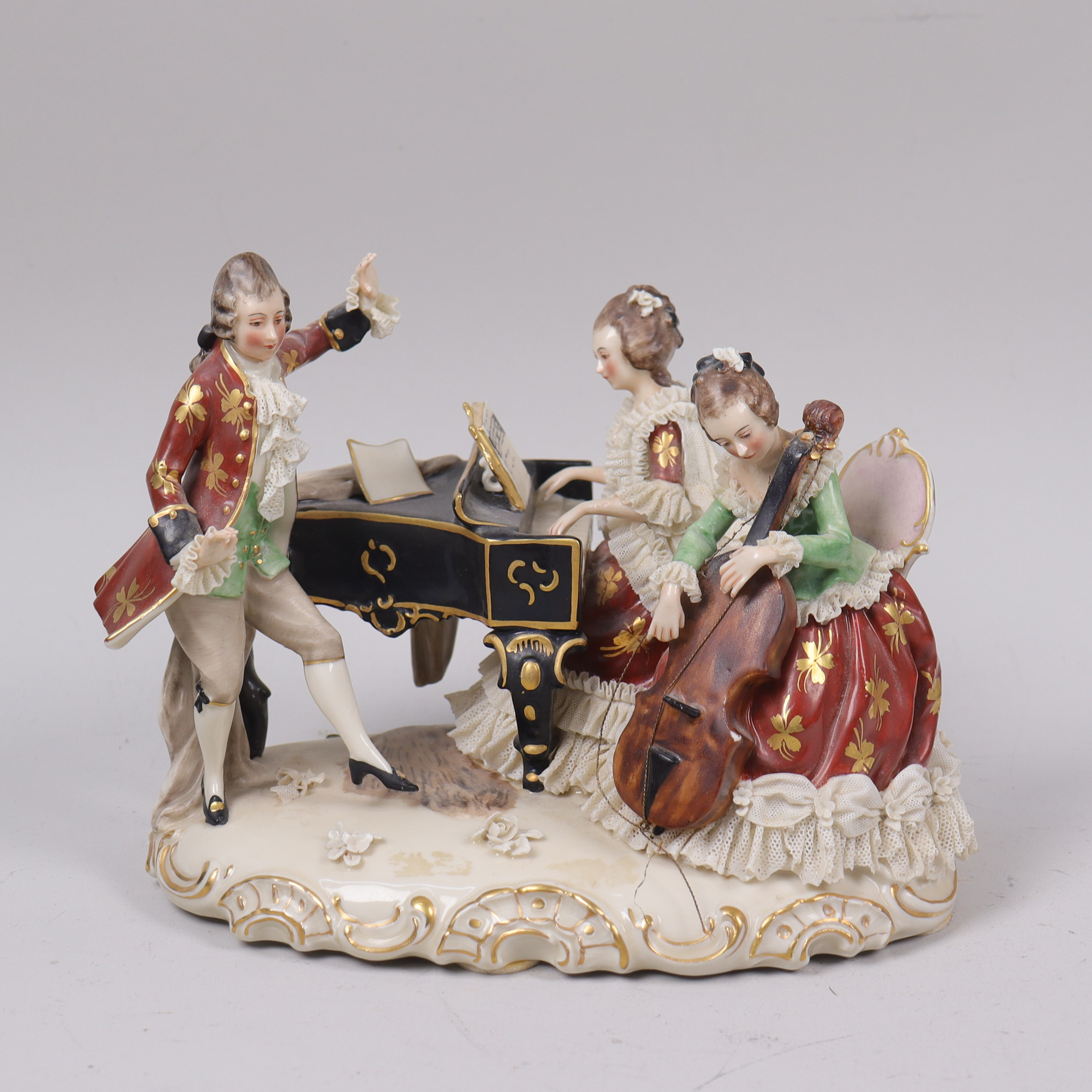 FIGURIN, Capodimonte, porslin, rokokostil, musicerande trio, 1900-talets första hälft.