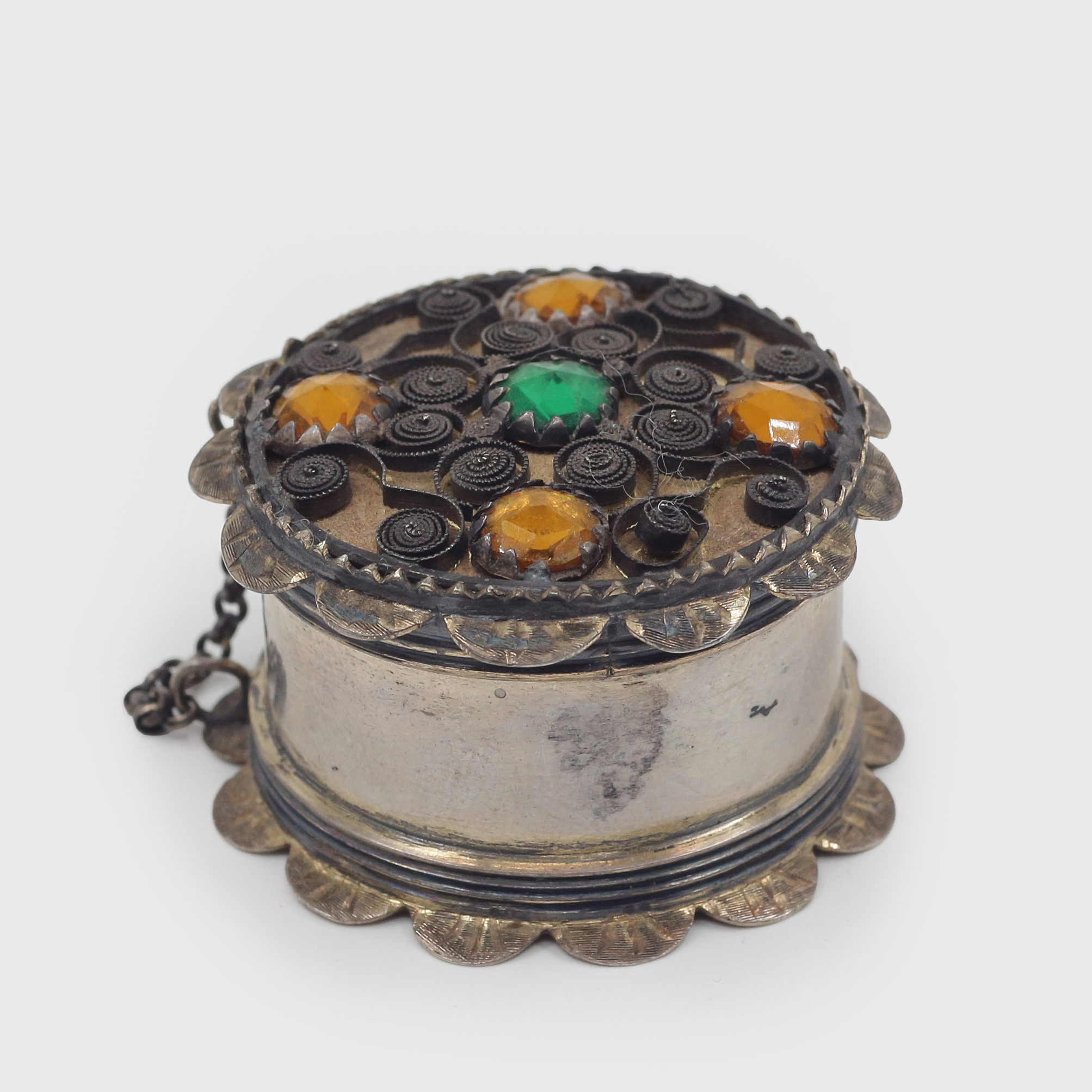 JOHAN GUSTAV HENTZELL (1845-1920) LUKTDOSA "SVAMPDOSA" SILVER, FILIGRANARBETE, FÄRGADE STENAR AV GLAS, INVÄNDIGT FÖRGYLLD, KALMAR, K7 (1912).