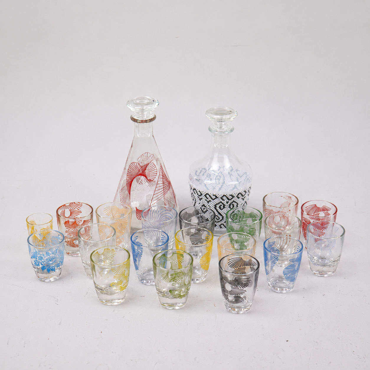 KARAFFER samt snapsglas med geometrisk dekor, 21 delar.