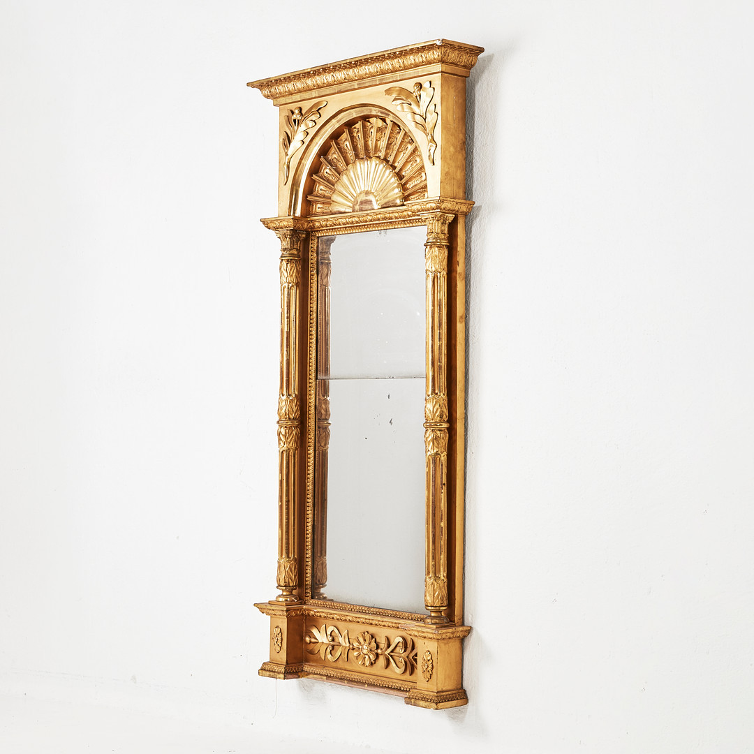SPEGEL, 1800-talets början, förgylld, delvis skuren dekor, kvicksilverfolierat glas.