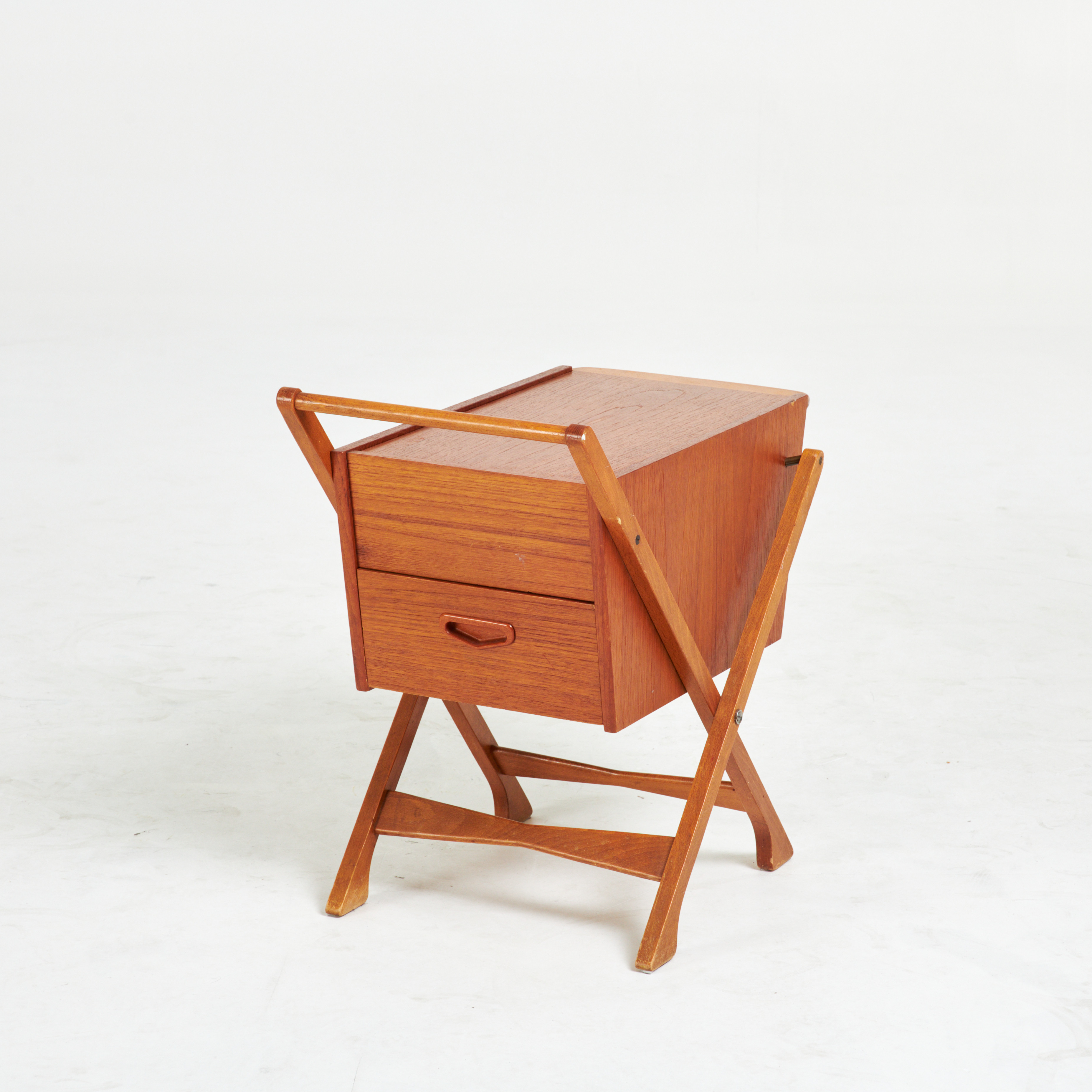 SYBORD. 1950 tal, teak, draglåda, topp med dragskiva.