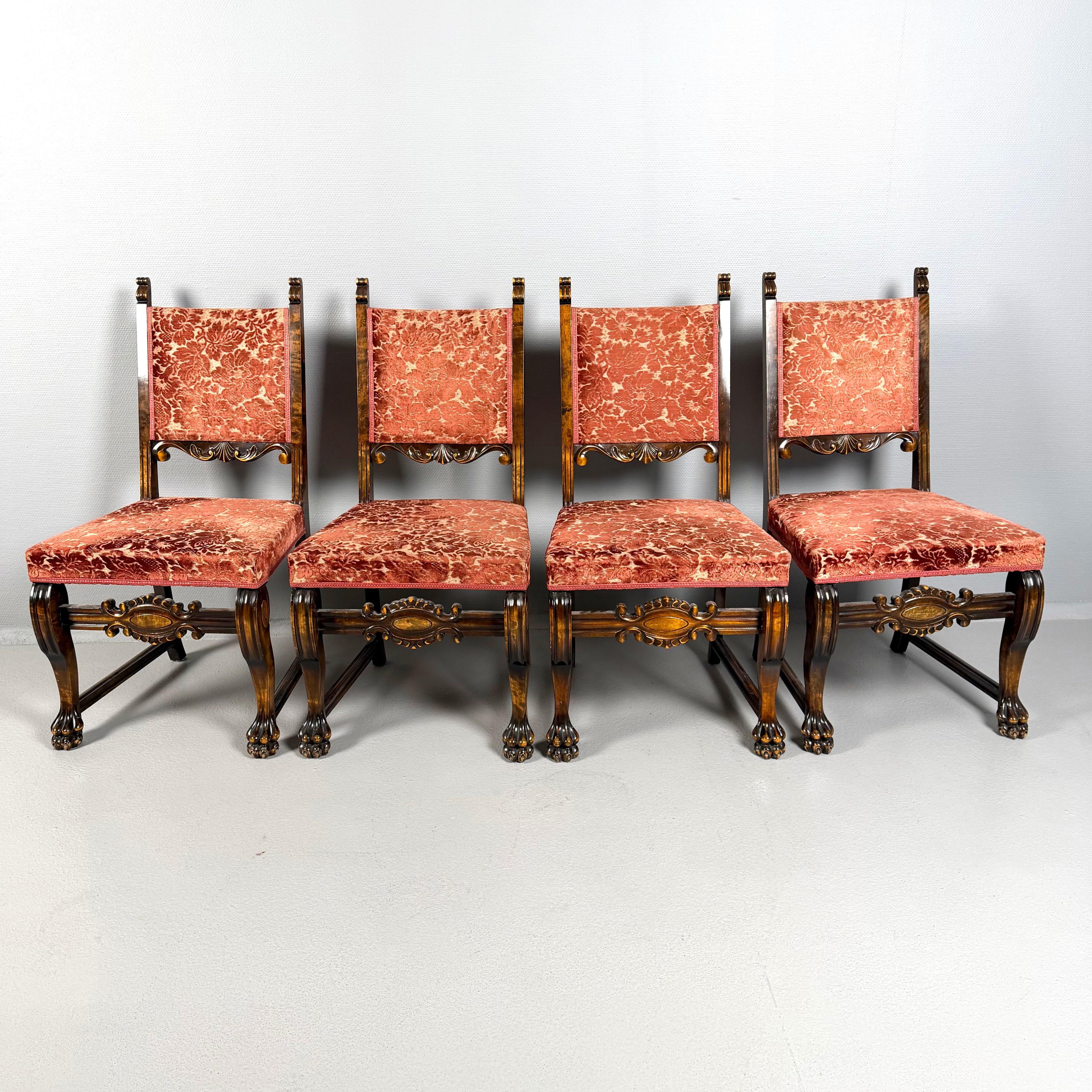 STOLAR, 4 st, 1900-talets första hälft, barockstil, träskuren dekor, betsad björk, tassfötter, klädsel i textil med mönster av blomster i relief.