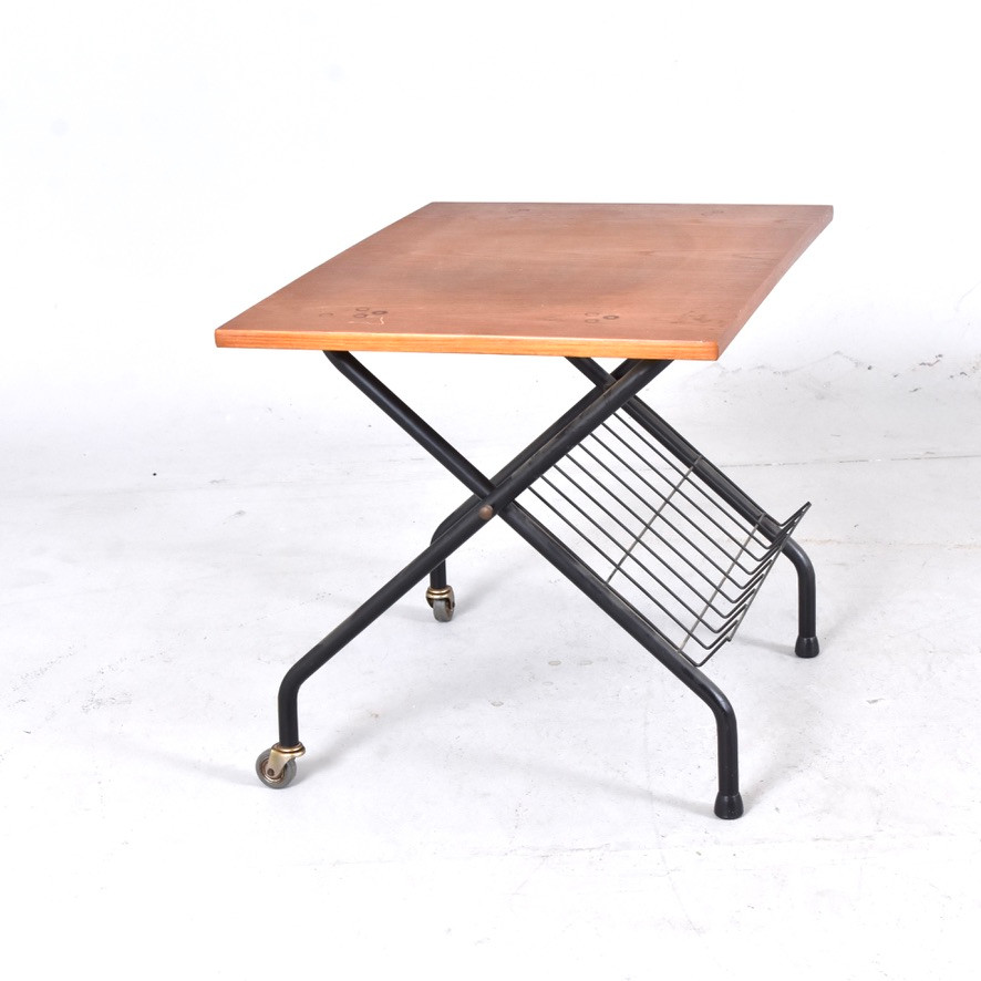 SIDOBORD med tidningshylla, teak och svartlackerad metall.