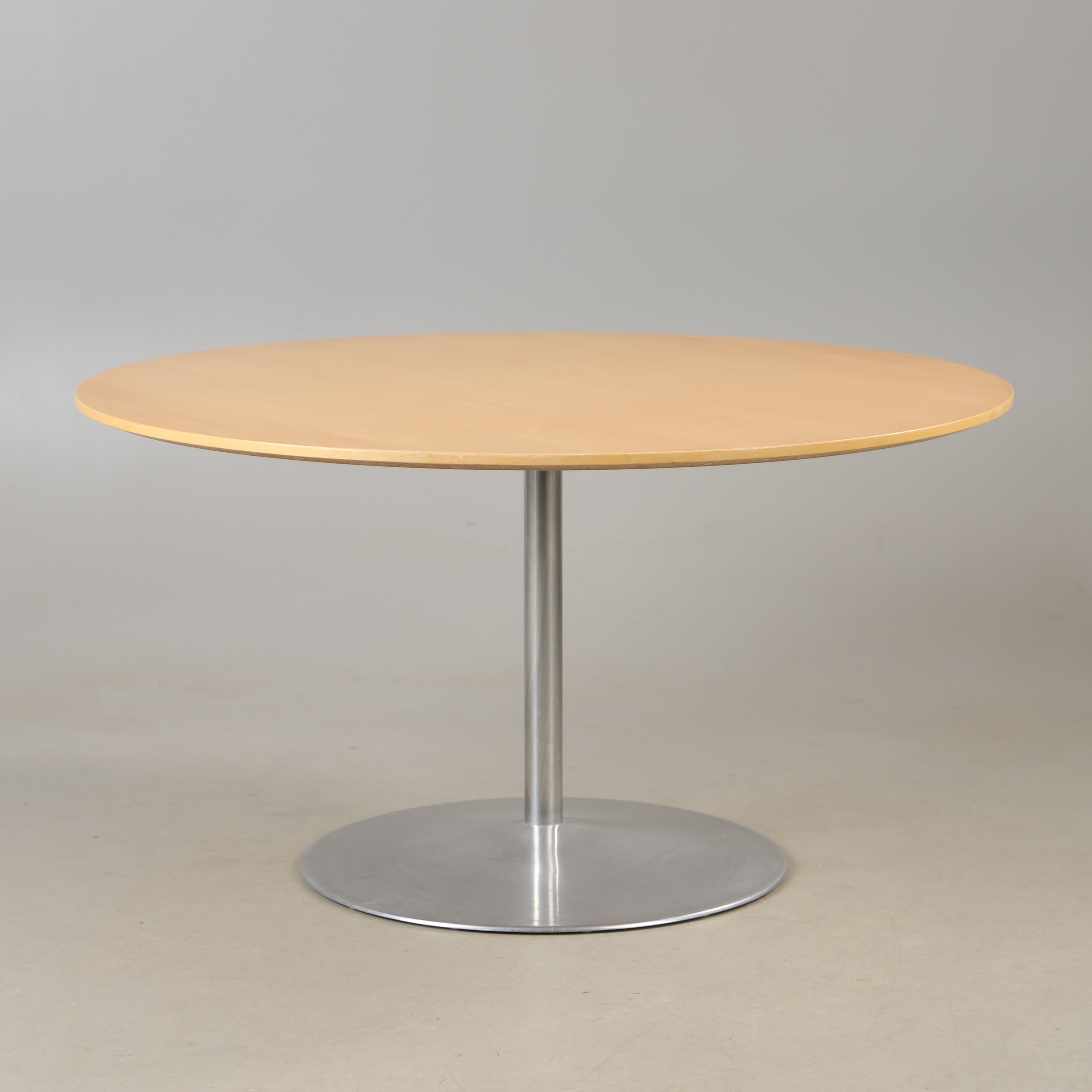 VERNER PANTON. Bord, på sockel, 'System 1-2-3', Fritz Hansen, bok/aluminium/stål.