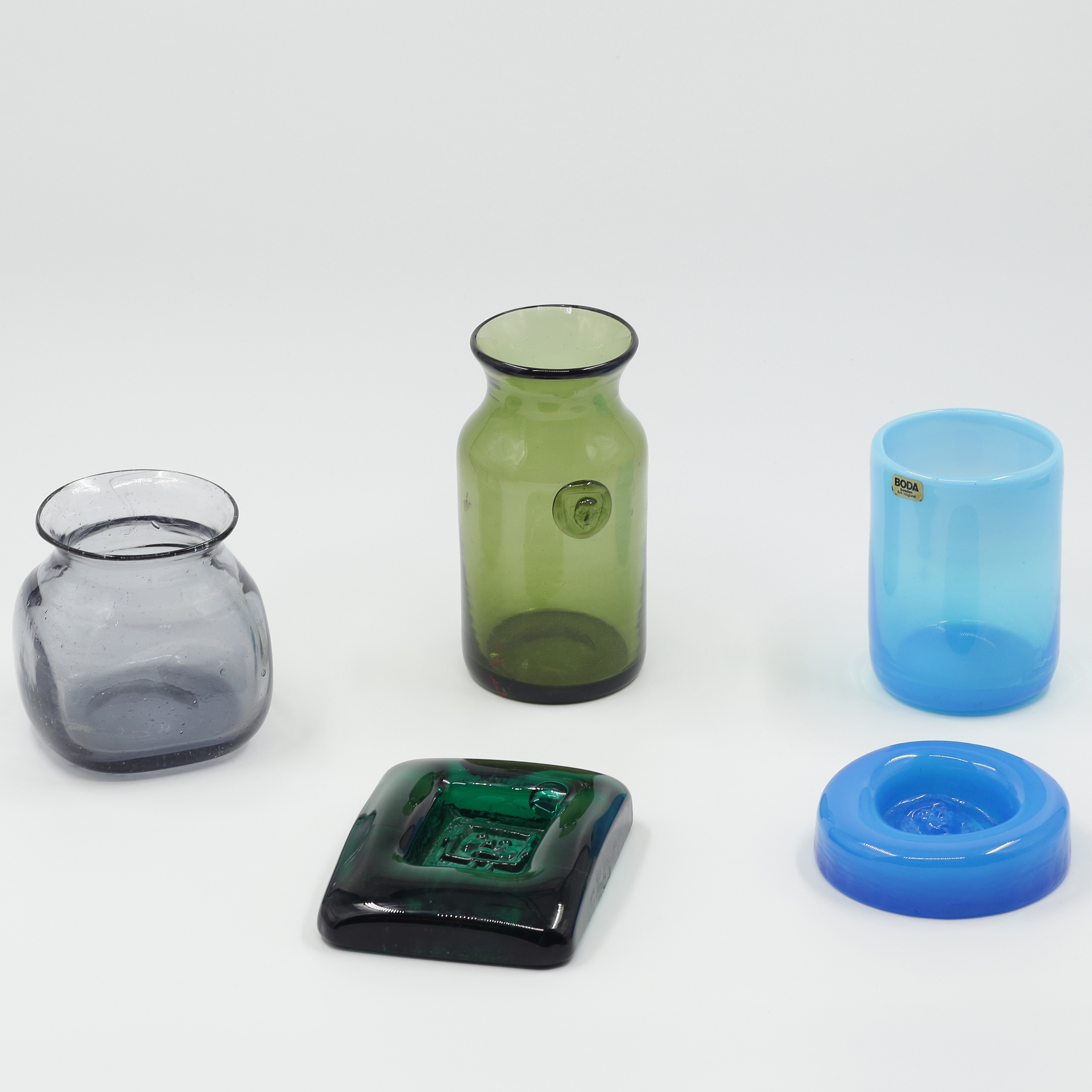 ERIK HÖGLUND. KONSTGLAS, 5 DELAR, 2 SIGNERADE.