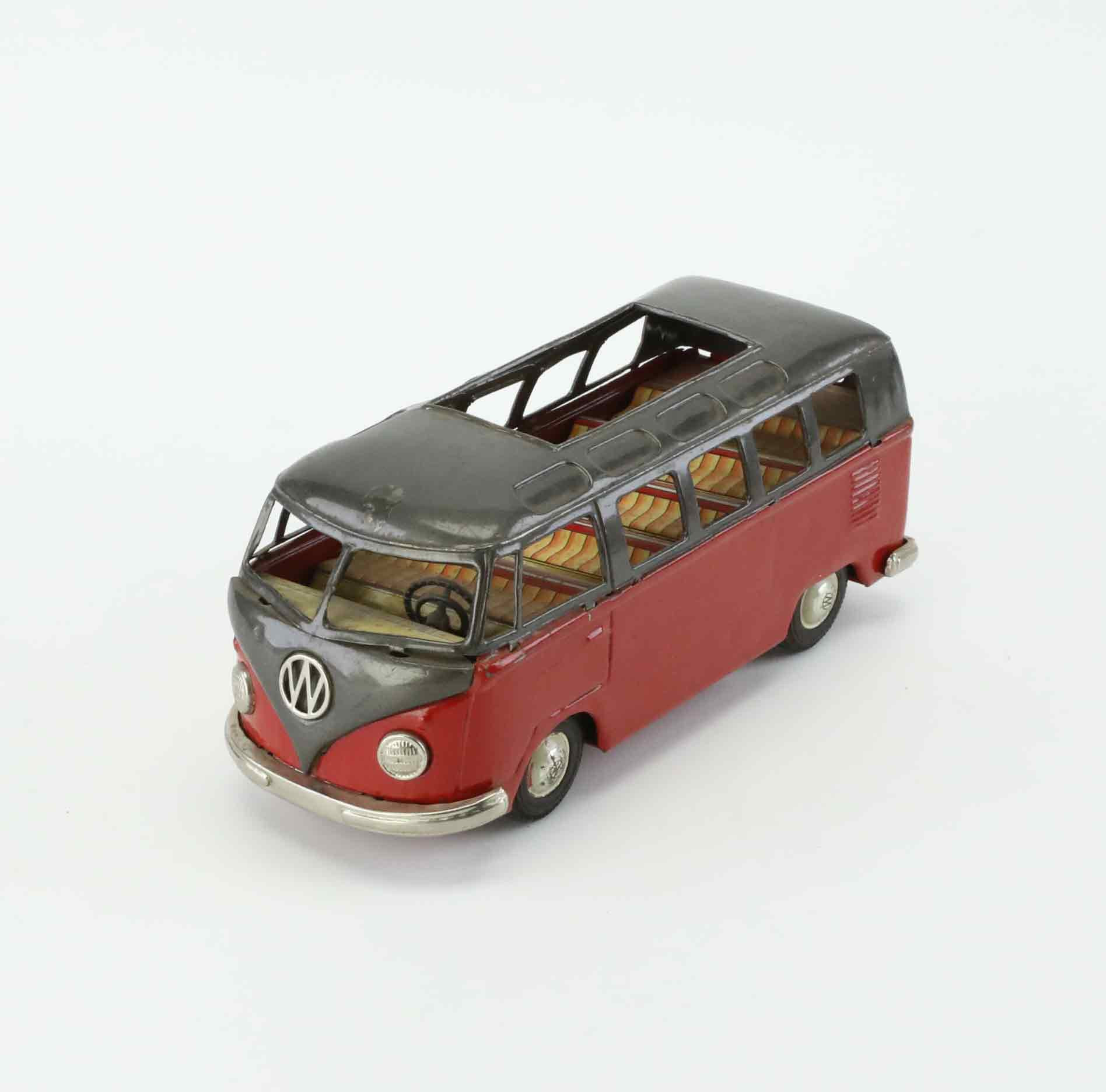 BANDAI, VW-buss med öppet tak. Röd och svart plåt. Friktion.