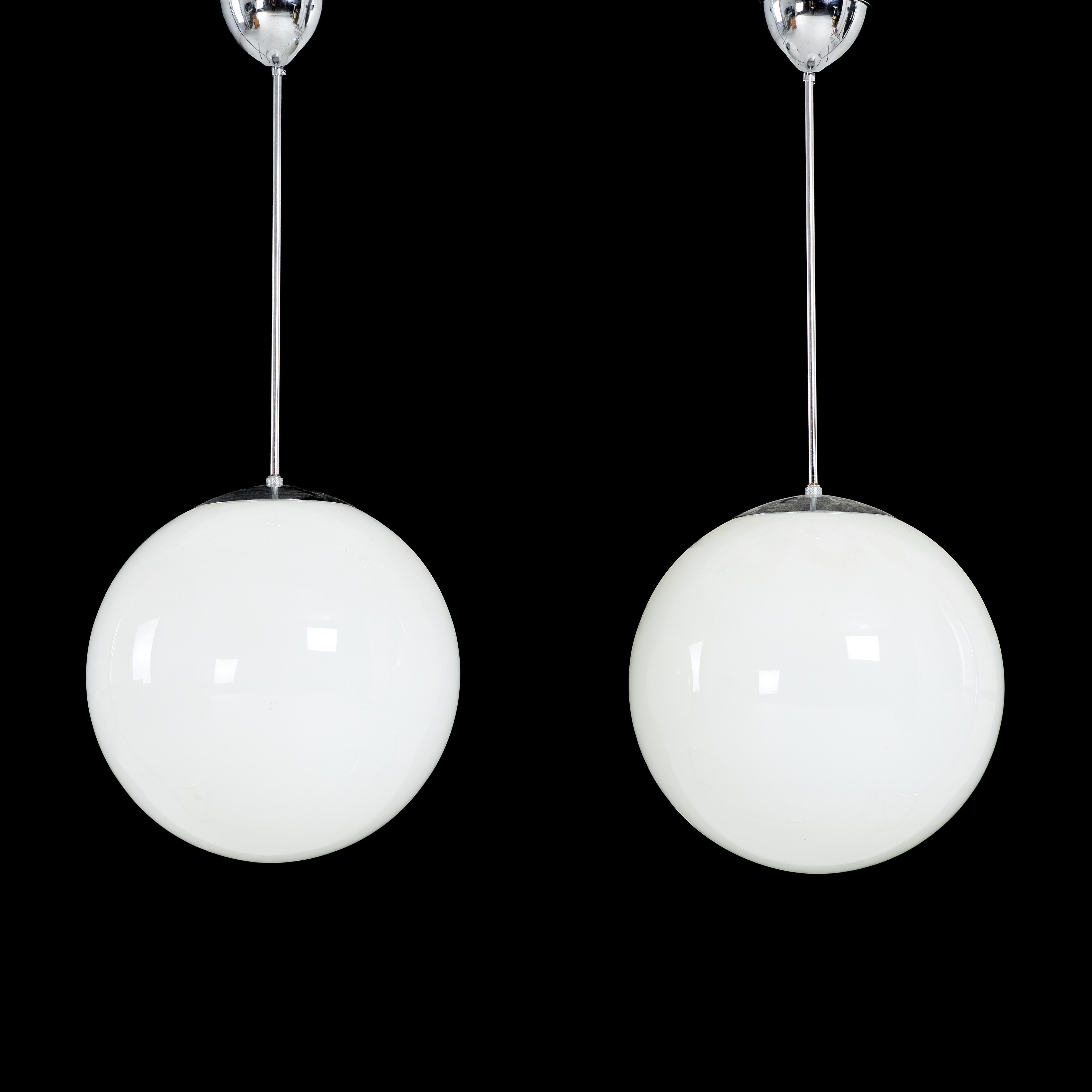KLOTLAMPOR. 1 par, kupor vitt underfångsglas, kromad metall, 1900-talets andra hälft.