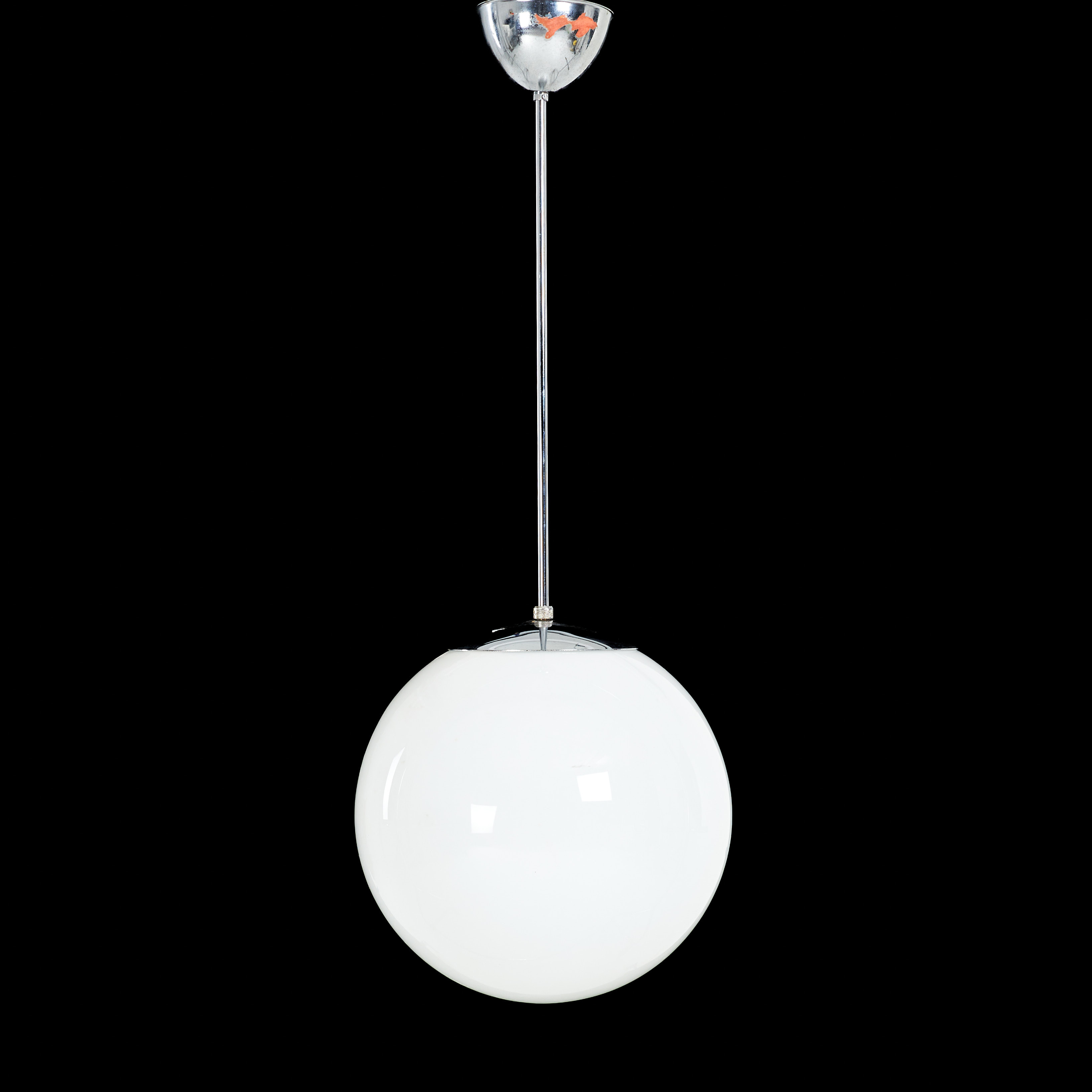 KLOTLAMPA. 1 par, kupor vitt underfångsglas, kromad metall, 1900-talets andra hälft.