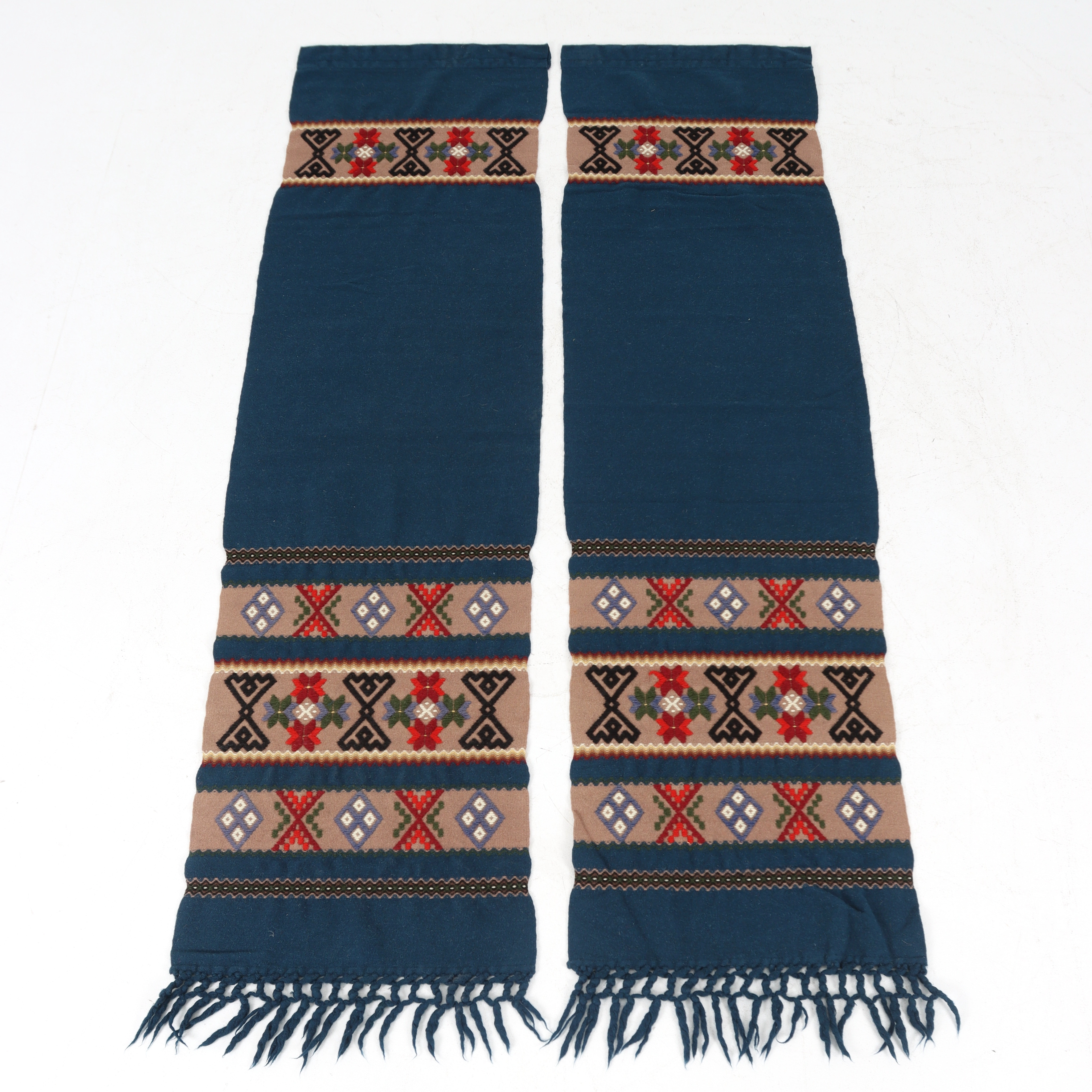 GARDINVÅDER, 2 st, ull, allmogestil, 1900-tal.
