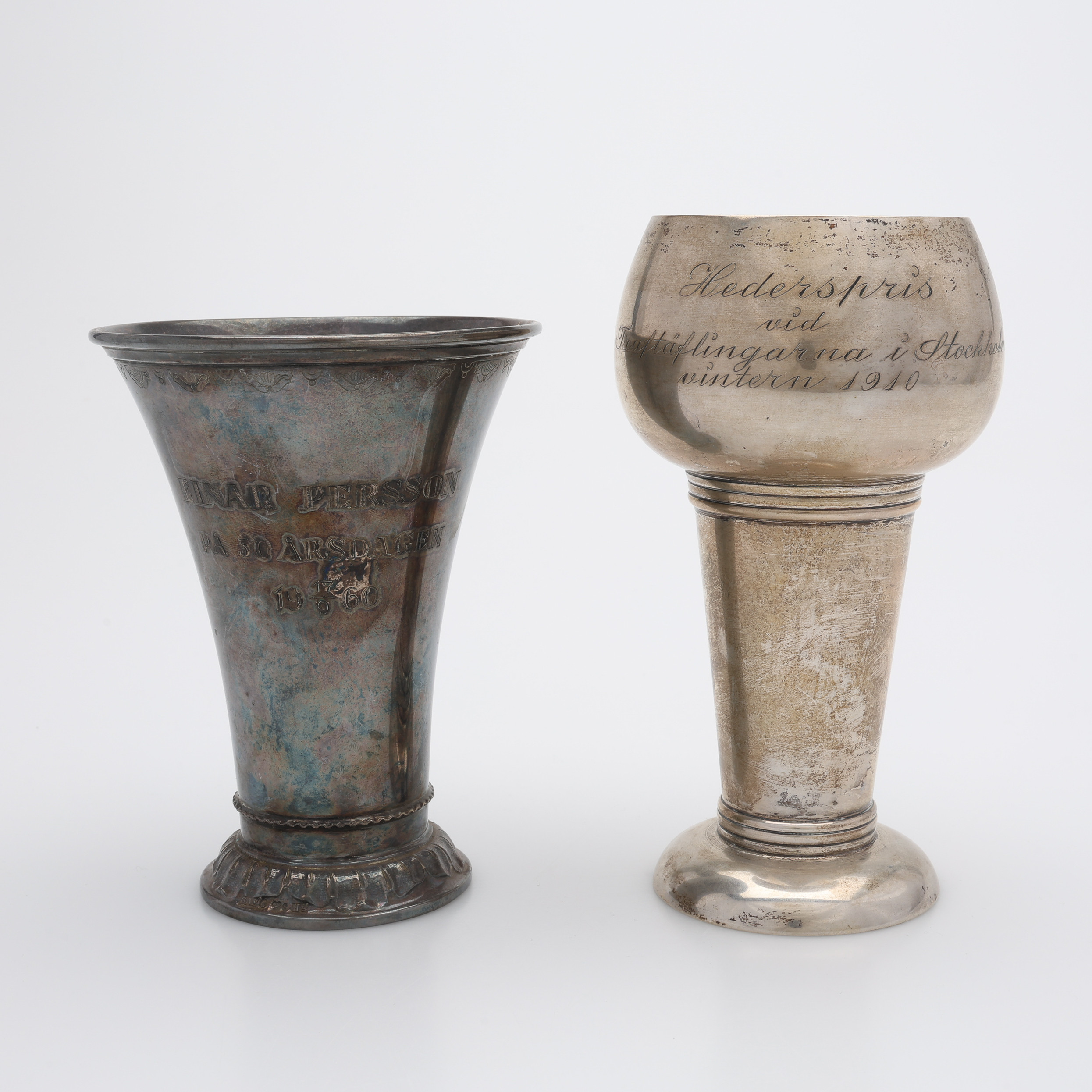 BÄGARE, 2 ST, SILVER, med prisgravyr och gåvogravyr, 1900-tal, totalt 303 g.