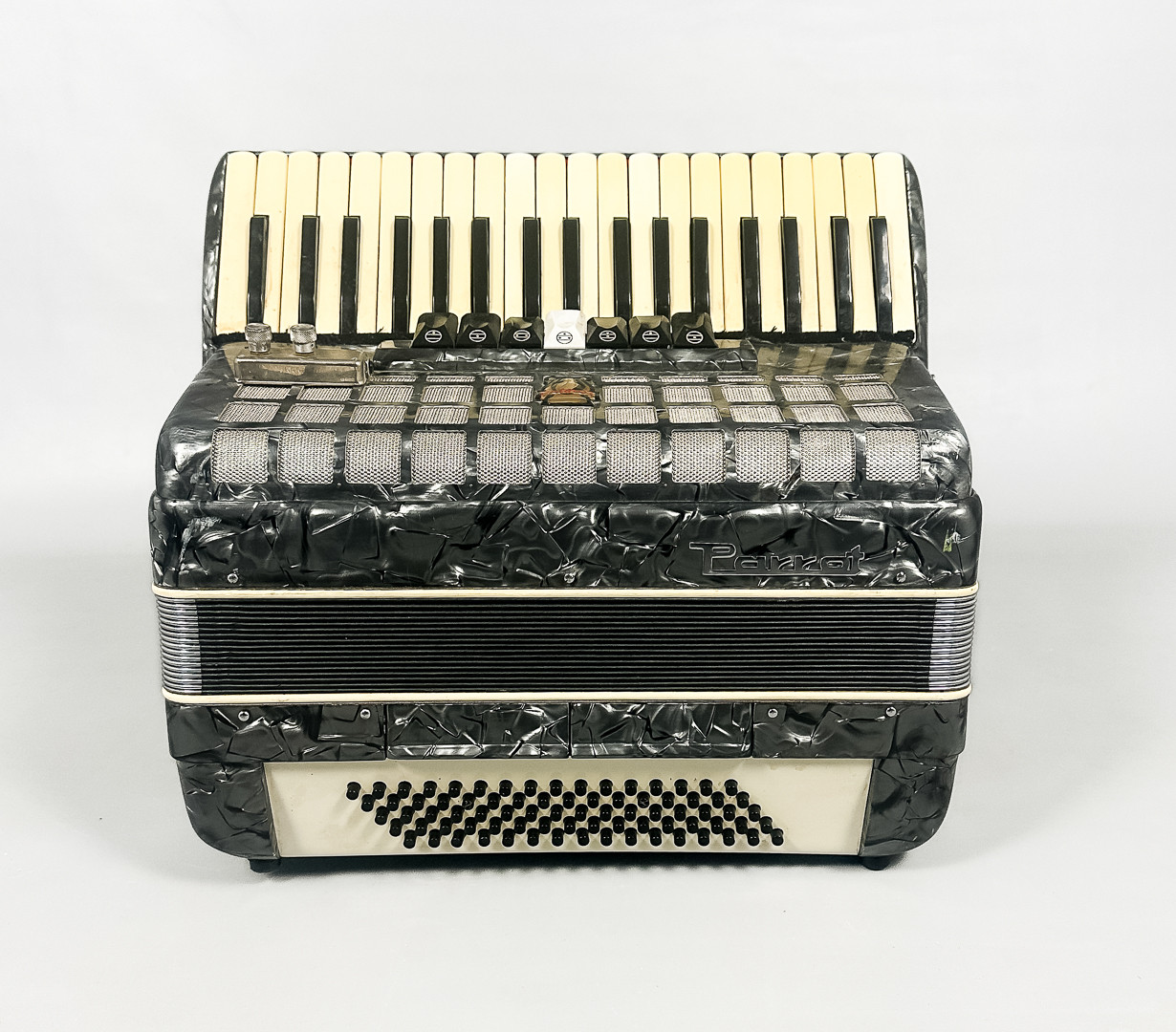 PIANODRAGSPEL, Parrot, Tientsin, Kina.