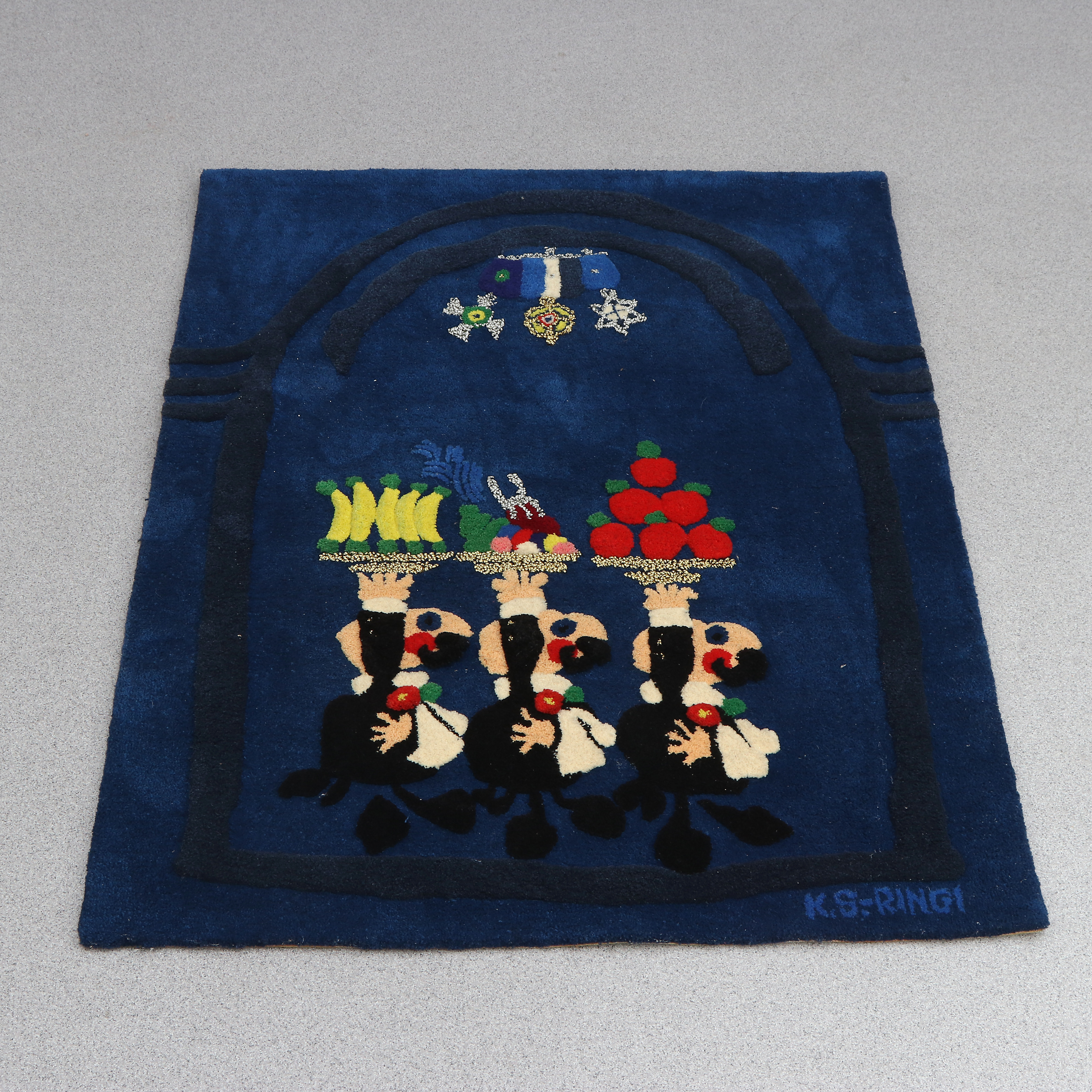 KJELL  SÖRENSEN RINGI. VÄGGTEXTIL. 2/10. Tuftad. "3 Kypare". Signerad K.S-Ringi.
