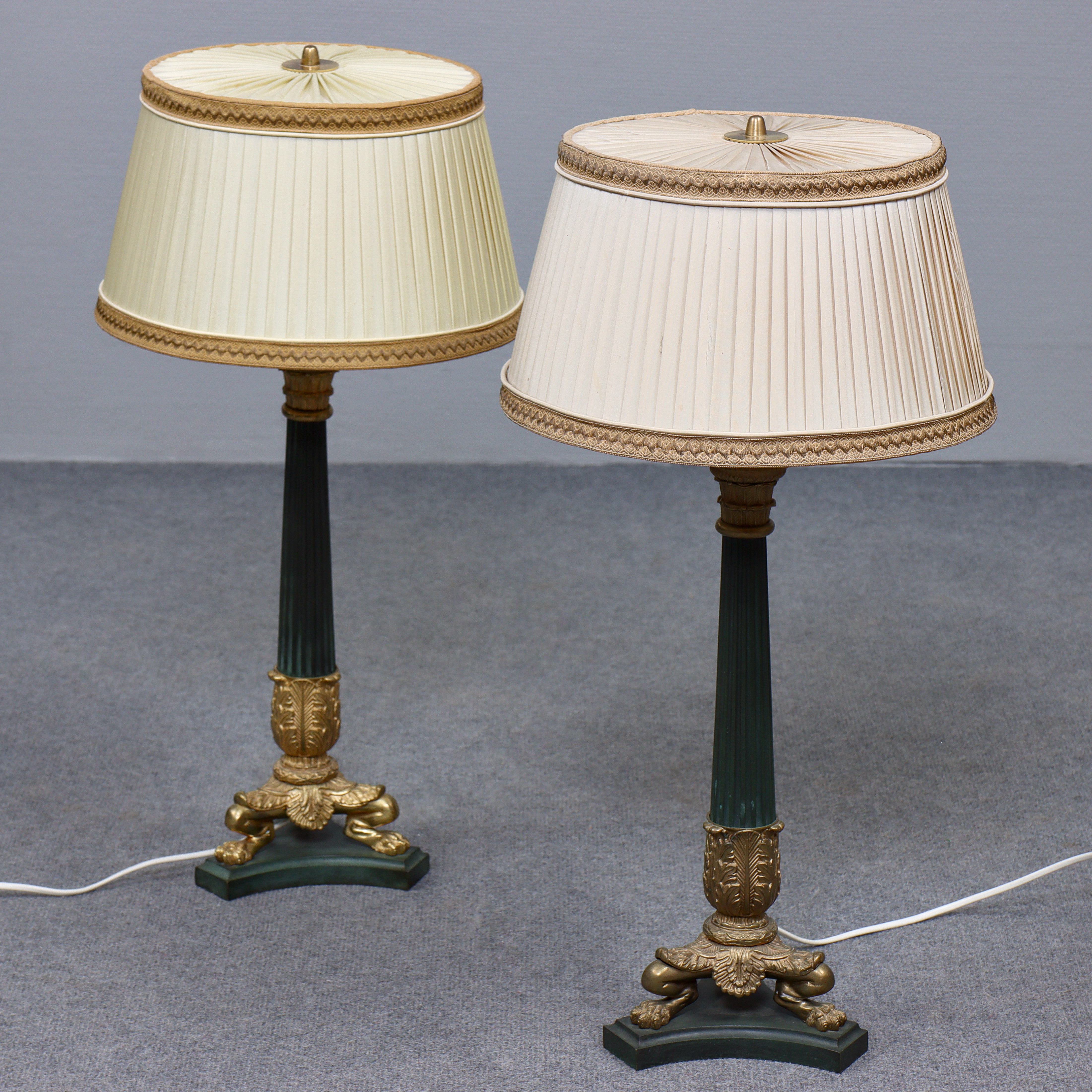 STORA BORDSLAMPOR, ETT PAR, EMPIRSTIL, PATINERAD BRONS, MASSIVA, MÖJLIGEN EINAR BÄCKSTRÖM, 1930/1940-TAL.