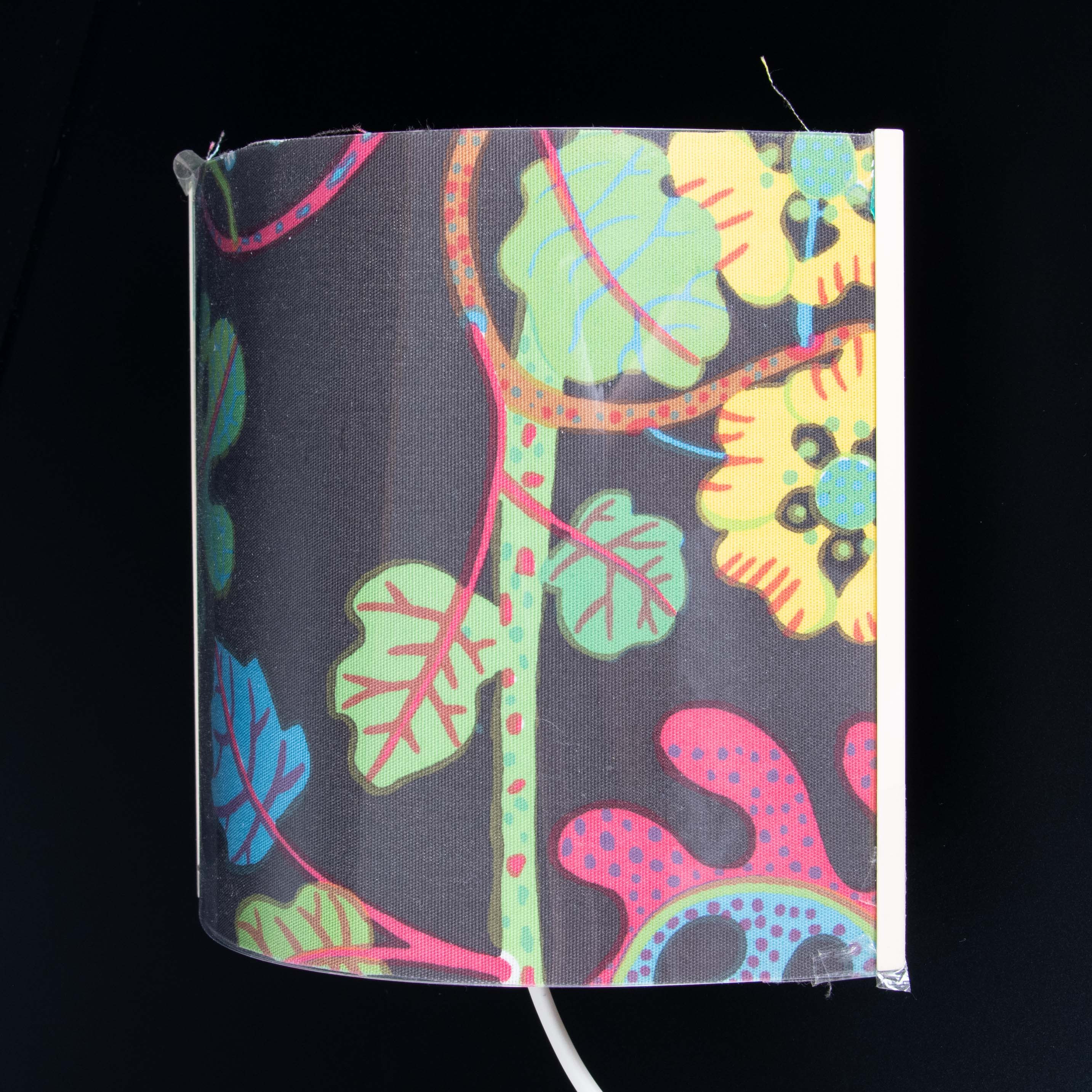 VÄGGLAMPA. David-GL Belysning Danmark. Skärm med tyg Josef Frank "Baranquilla".