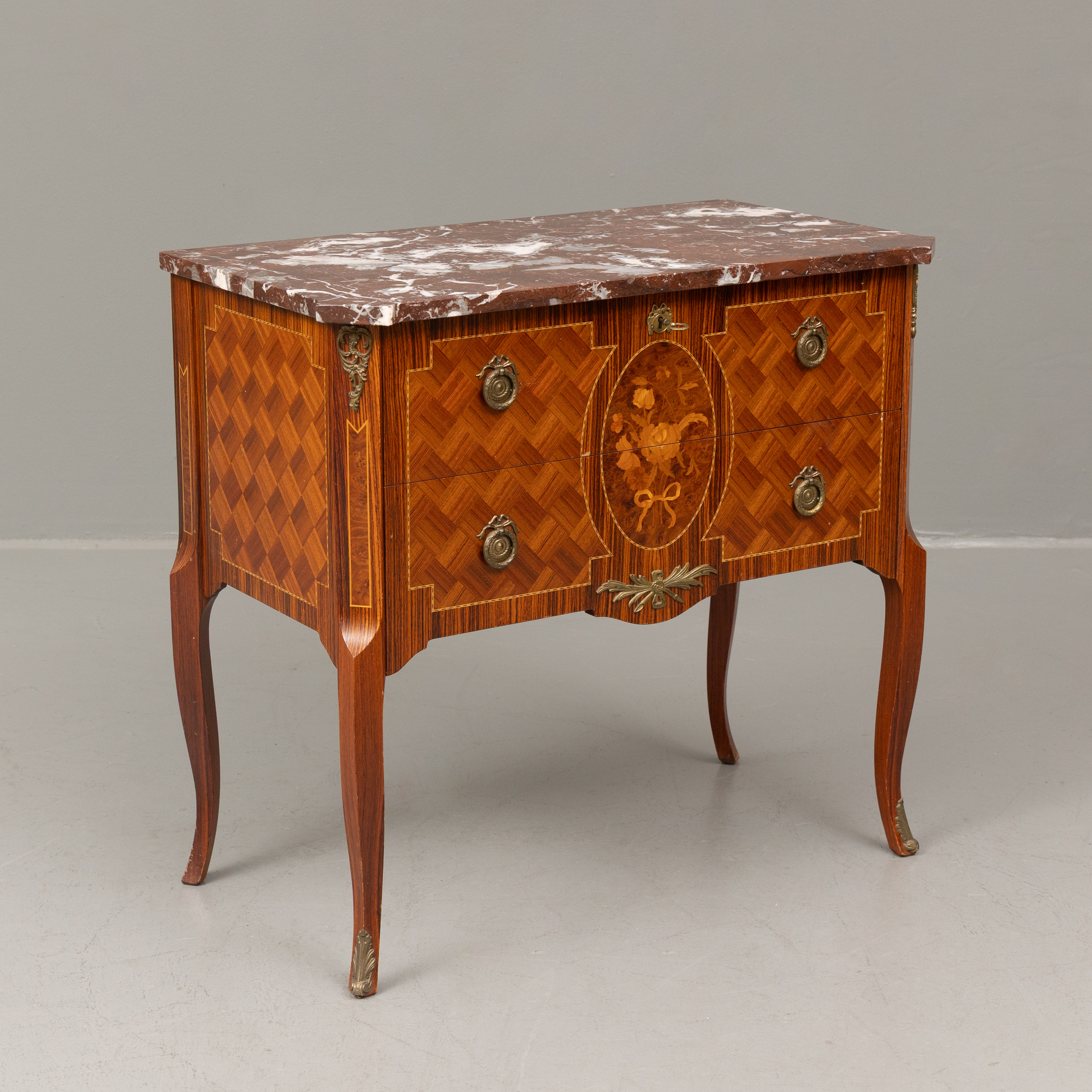 BYRÅ, med stenskiva, Gustaviansk-stil, 1900-tal.