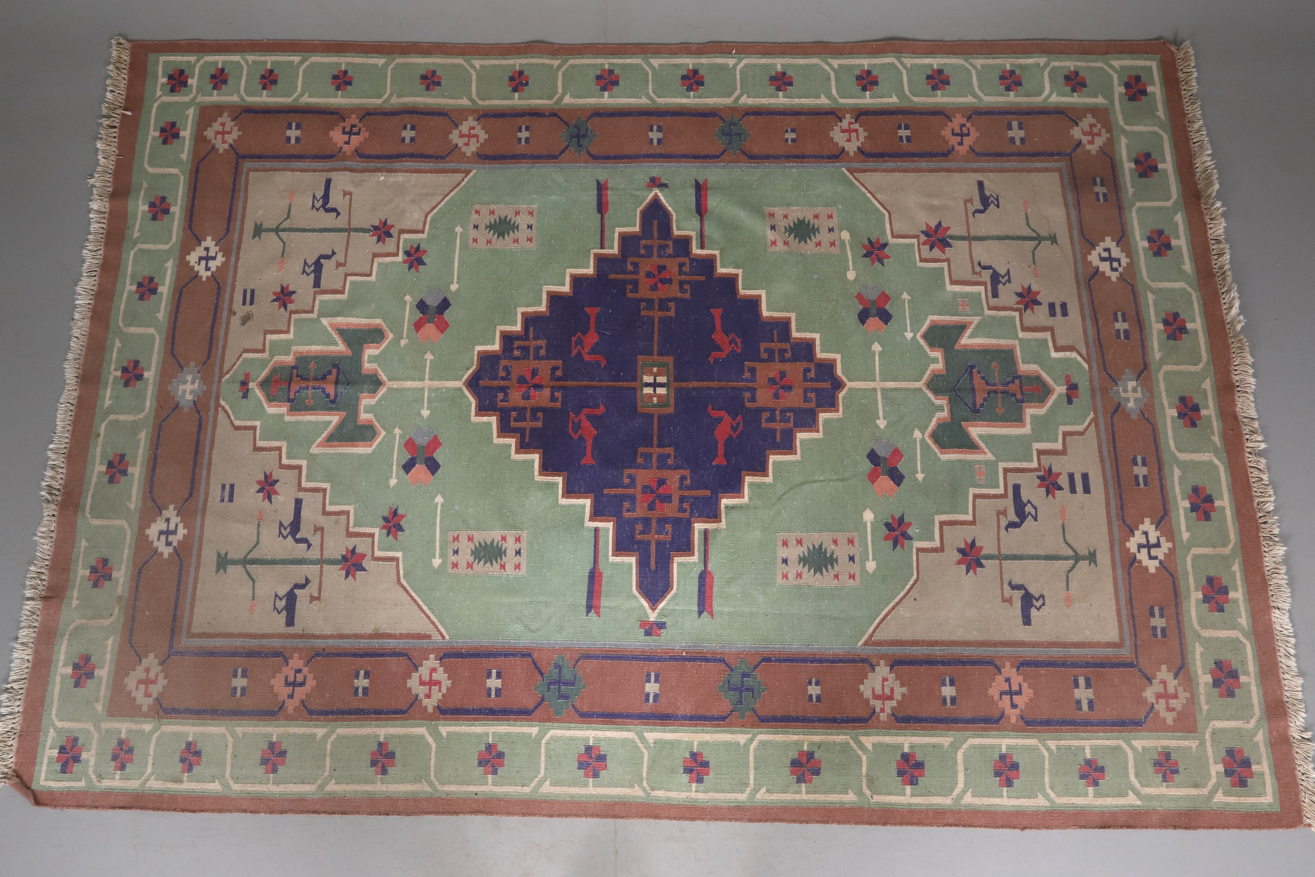SLÄTVÄVD MATTA med geometriska mönster och symboler, 180 x 265 cm.