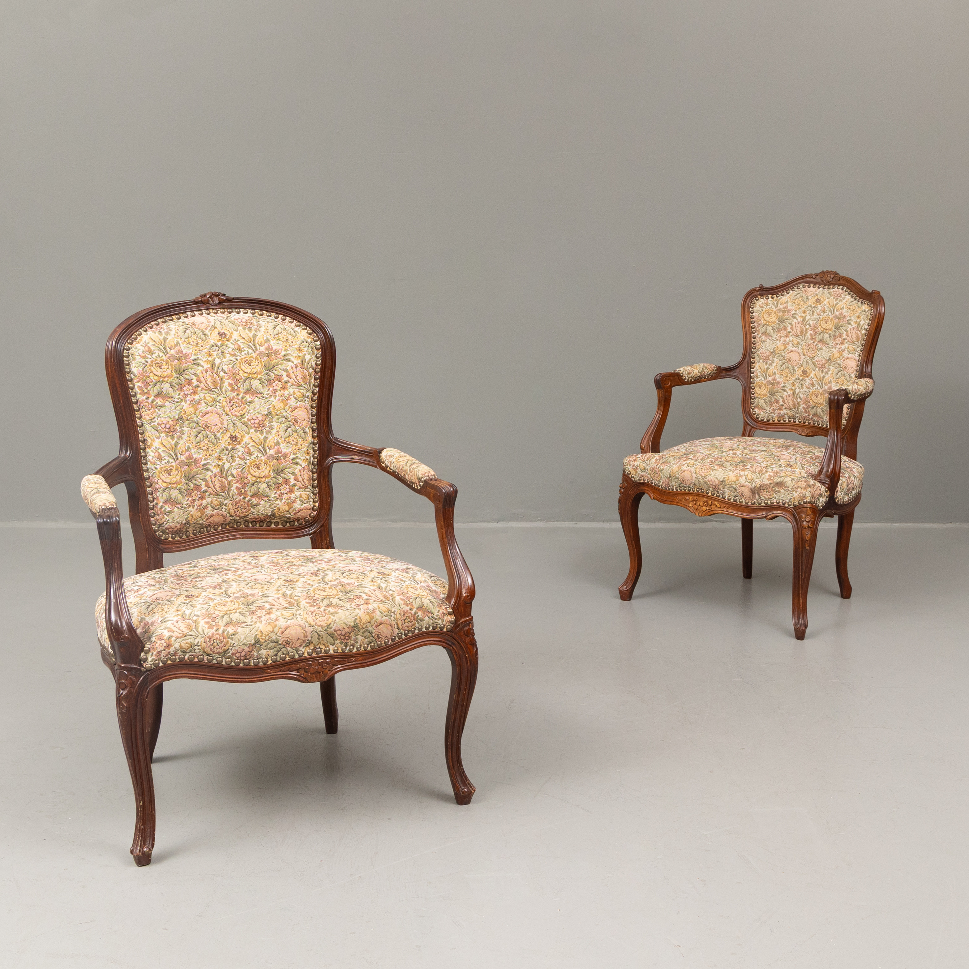 KARMSTOLAR, två st, snarlika, textil/trä, Louis XVI-stil, 1900-tal.