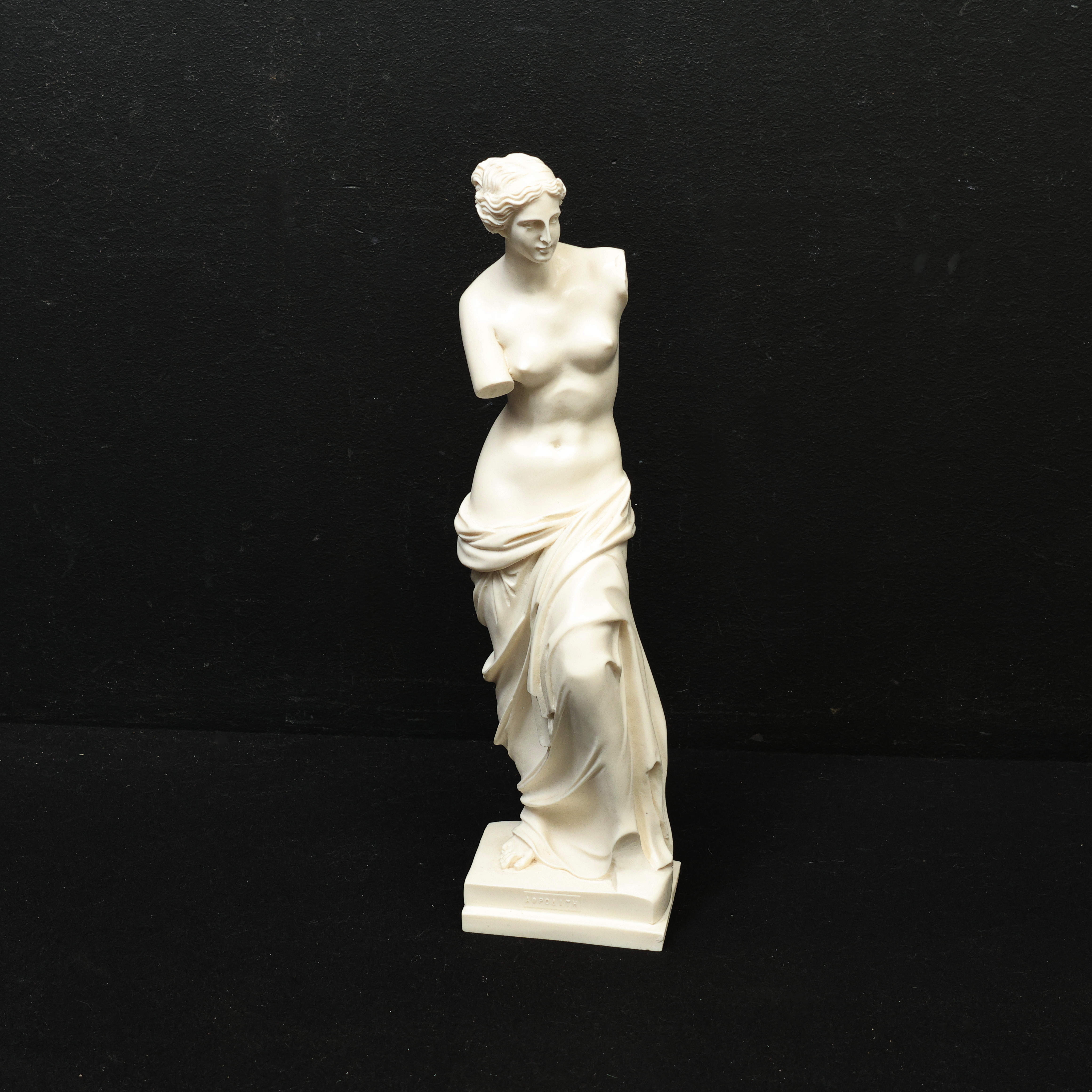 SKULPTUR, konstmassa, "Venus från Milo", märkt i gods.