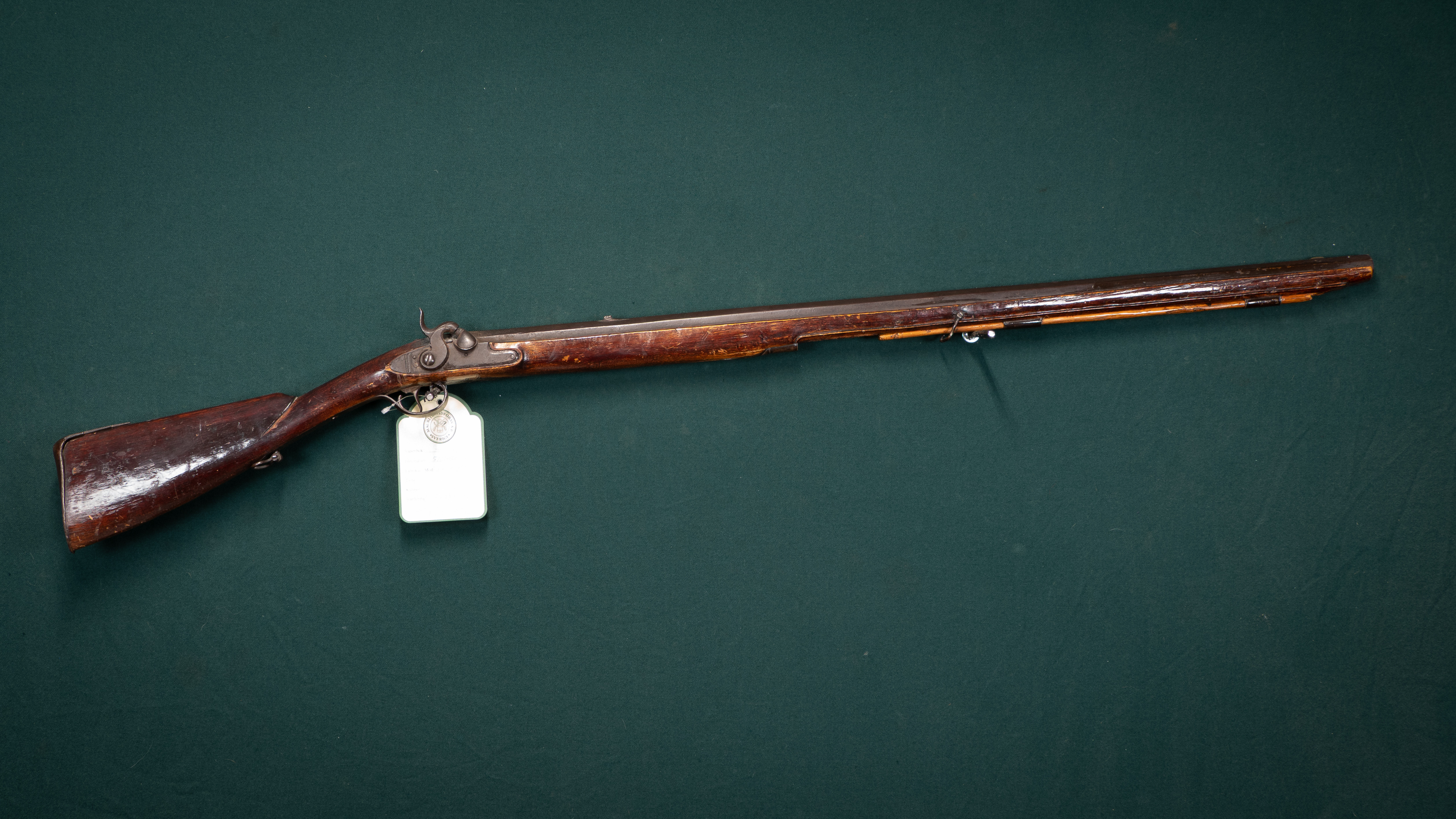Lodbössa, med slaglås, svensk, 1800-talets första hälft.