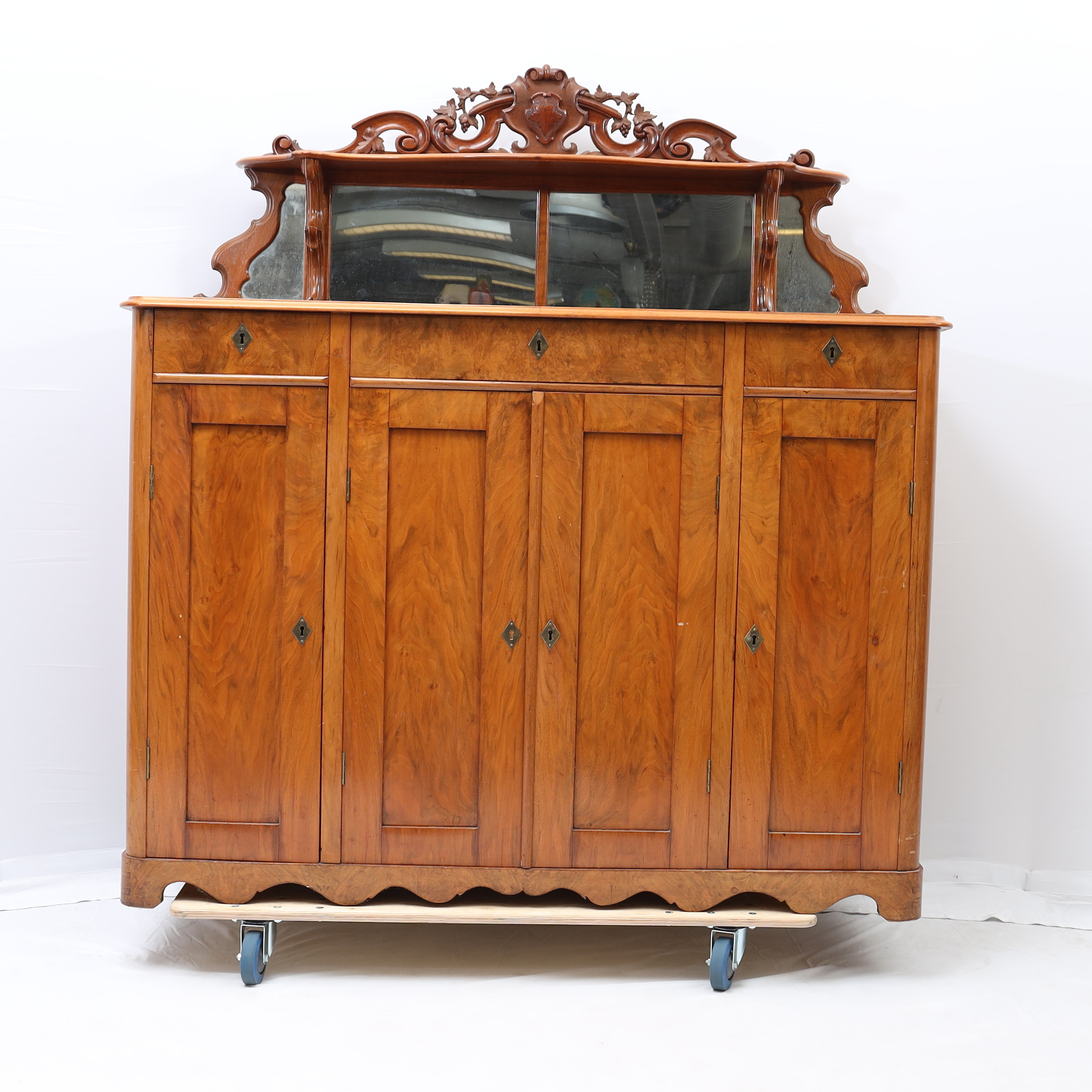 SKÄNK MED SPEGELÖVERDEL, 1800-tal, fanerad i valnötsrot och mahogny.